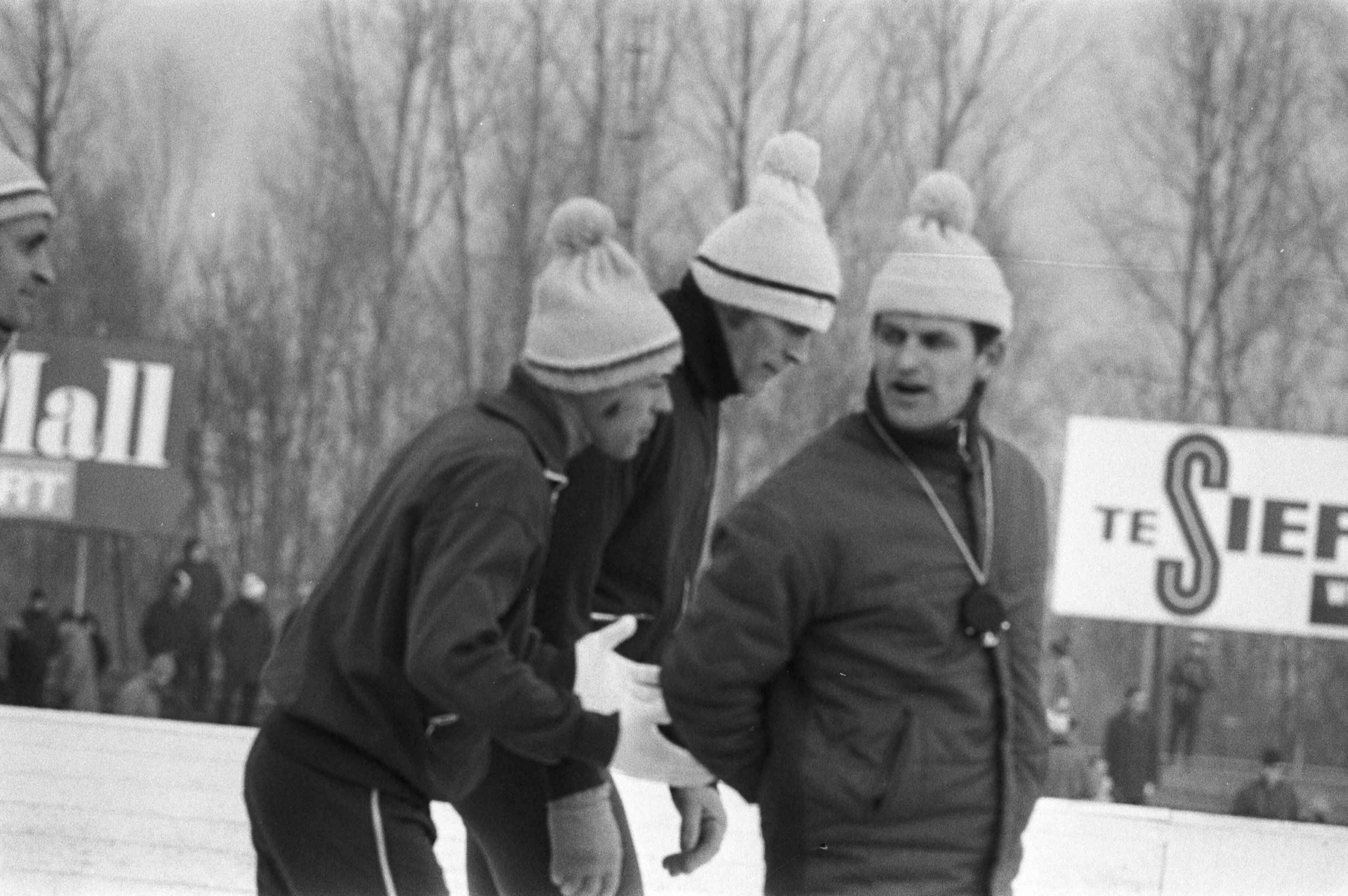 IJsselcup schaatswedstrijden Deventer — IJsselcup schaatswedstrijden Deventer [Coach Leen Pfrommer in gesprek met Ard Schenk en Eddy Verheijen] — Foto: Fotograaf Onbekend / Anefo. Licentie: Set B: Rechtenvrij / Publiek Domein. Bron: Nationaal Archief. http://hdl.handle.net/10648/abd80b2c-d0b4-102d-bcf8-003048976d84