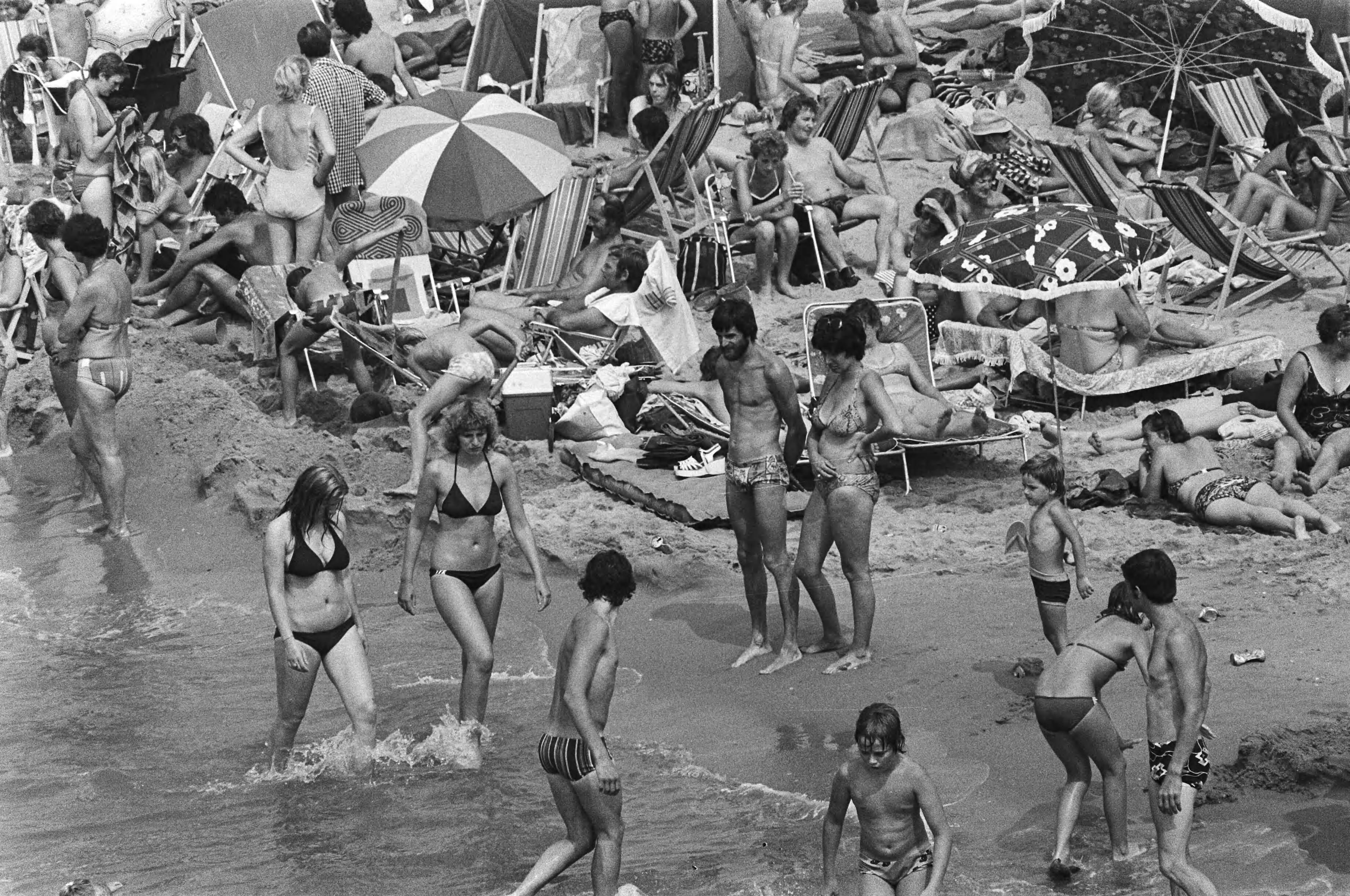 Fotocollectie Anefo — Hittegolf, enorme drukte op strand (Scheveningen) — Foto: Mieremet, Rob / Anefo. Licentie: Set B: Rechtenvrij / Publiek Domein. Bron: Nationaal Archief. http://hdl.handle.net/10648/ac8733cc-d0b4-102d-bcf8-003048976d84