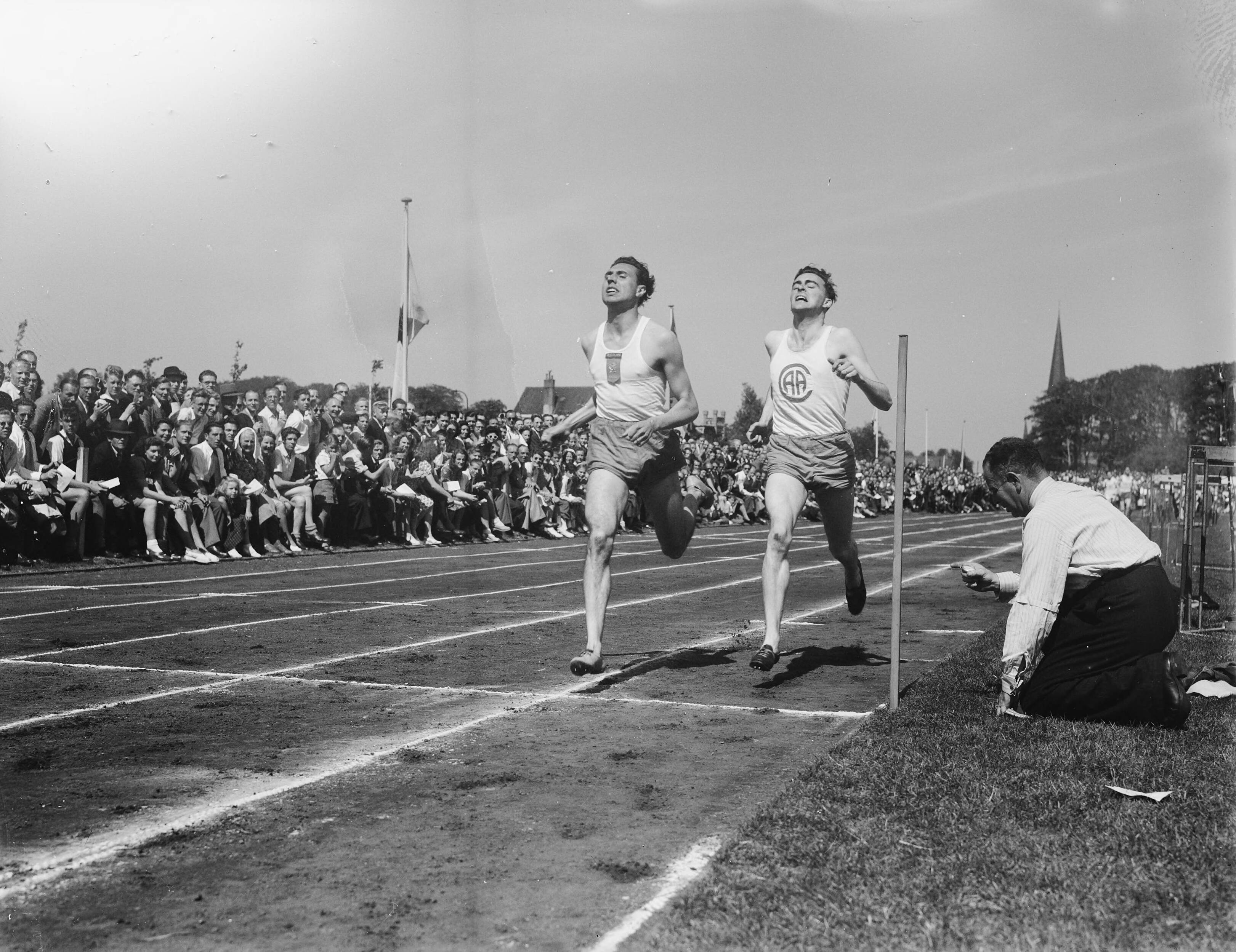 Fotocollectie Anefo — Atletiekwedstrijden op de Werve te Rijswijk; 800 hardlopen heren [Frits de Ruijter wint nipt voor Ribbens] — Foto: Merk, Ben / Anefo. Licentie: Set B: Rechtenvrij / Publiek Domein. Bron: Nationaal Archief. http://hdl.handle.net/10648/a8ba260a-d0b4-102d-bcf8-003048976d84