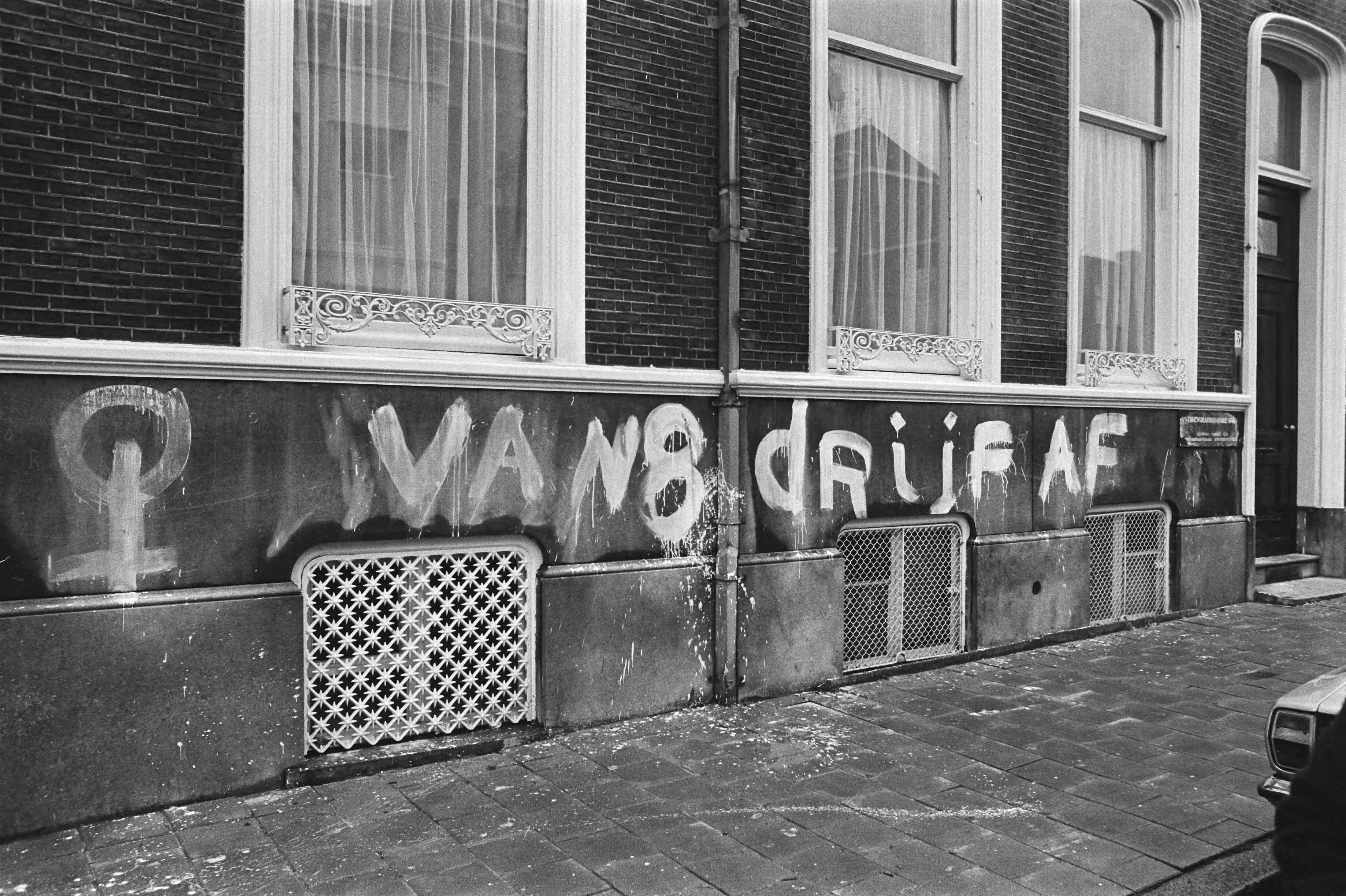 Fotocollectie Anefo — AR-bureau beklad in Den Haag — Foto: Verhoeff, Bert / Anefo. Licentie: Set B: Rechtenvrij / Publiek Domein. Bron: Nationaal Archief. http://hdl.handle.net/10648/ac928f2e-d0b4-102d-bcf8-003048976d84