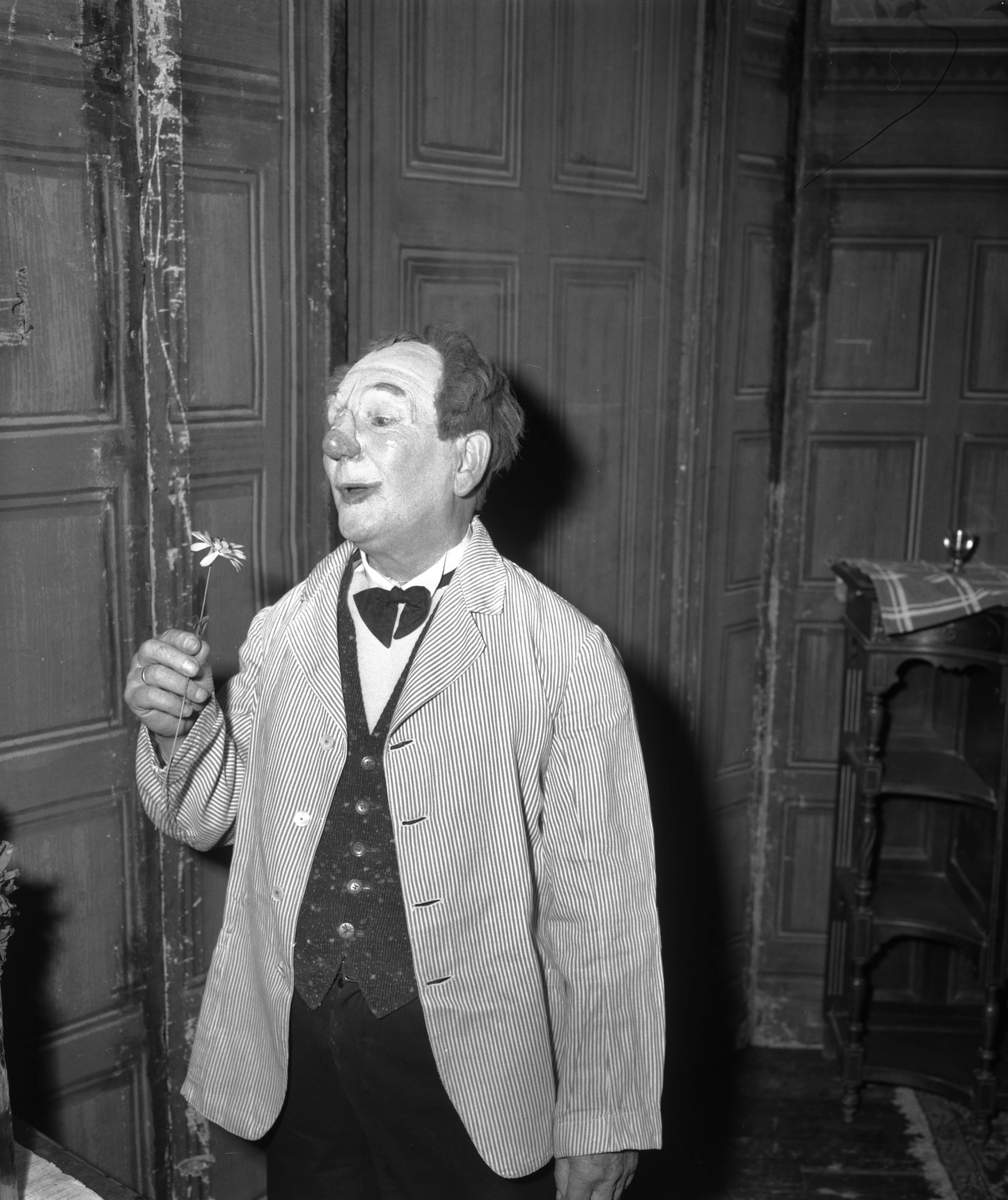 Fotocollectie Anefo — Optreden van de clown Siem Nieuwenhuyzen in de Kurzaal te Scheveningen voor het Prinses Beatrix Poliofonds. Siem Nieuwenhuyzen in de rol van huisknecht — Foto: Behrens, Herbert F. / Anefo. Licentie: Set B: Rechtenvrij / Publiek Domein. Bron: Nationaal Archief. http://hdl.handle.net/10648/a9bb6dde-d0b4-102d-bcf8-003048976d84