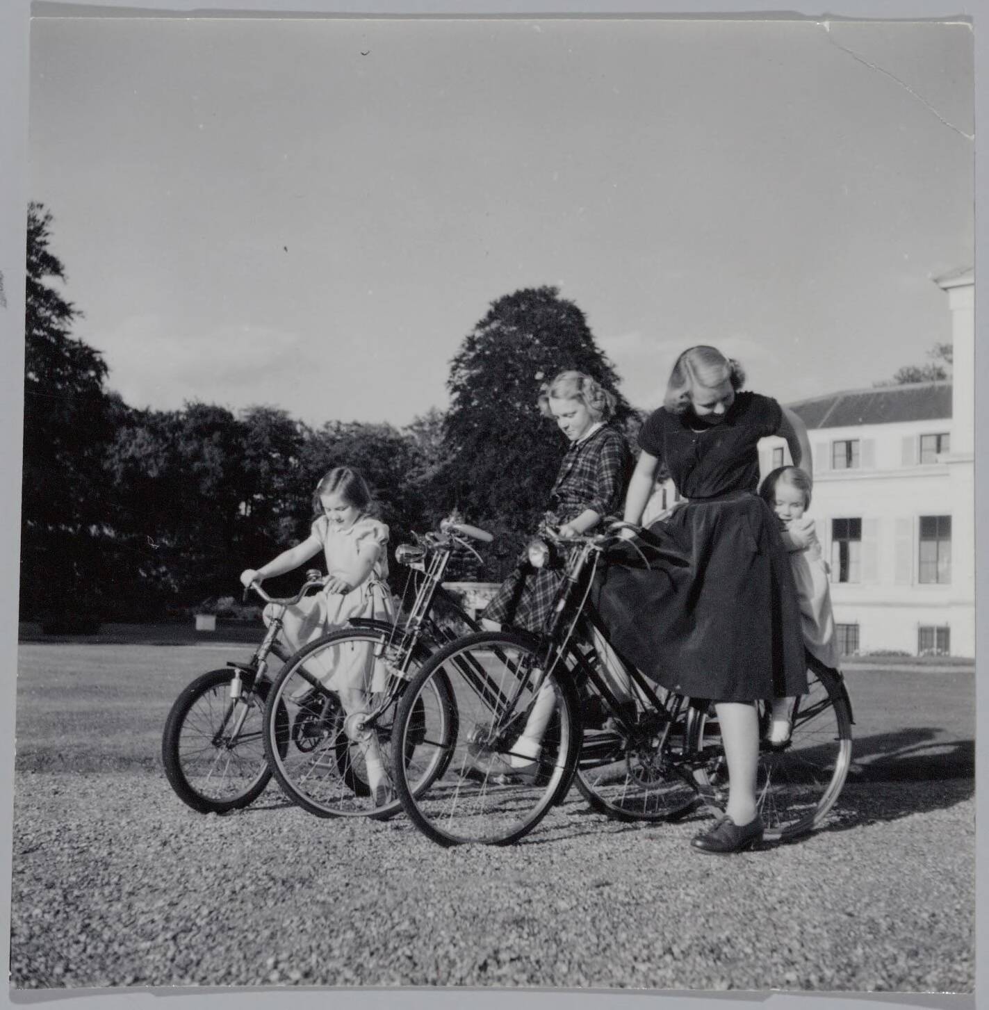 Fotocollectie RVD / Koninklijk Huis — De prinsessen Beatrix, Irene, Margriet en Marijke op de fiets bij Paleis Soestdijk — Foto: Onbekend / RVD. Licentie: Set B: Rechtenvrij / Publiek Domein. Bron: Nationaal Archief. http://hdl.handle.net/10648/afb05c0e-d0b4-102d-bcf8-003048976d84