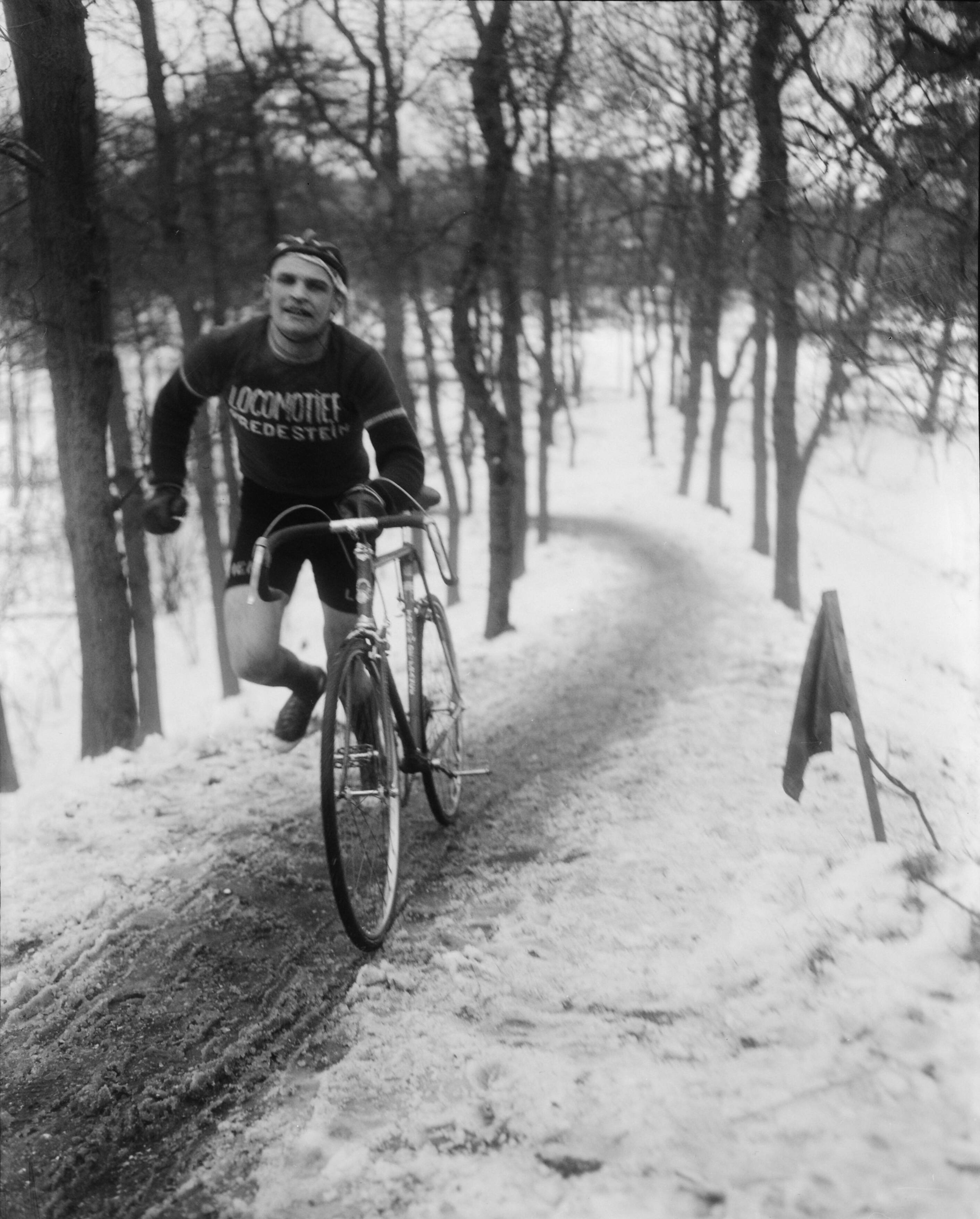 Fotocollectie Anefo — Nationale Cycle Cross op landgoed Duinhorst te Wassenaar. De latere winnaar Arie van Wetten uit Noordwijkerhout — Foto: Pot, Harry / Anefo. Licentie: Set B: Rechtenvrij / Publiek Domein. Bron: Nationaal Archief. http://hdl.handle.net/10648/a973af94-d0b4-102d-bcf8-003048976d84