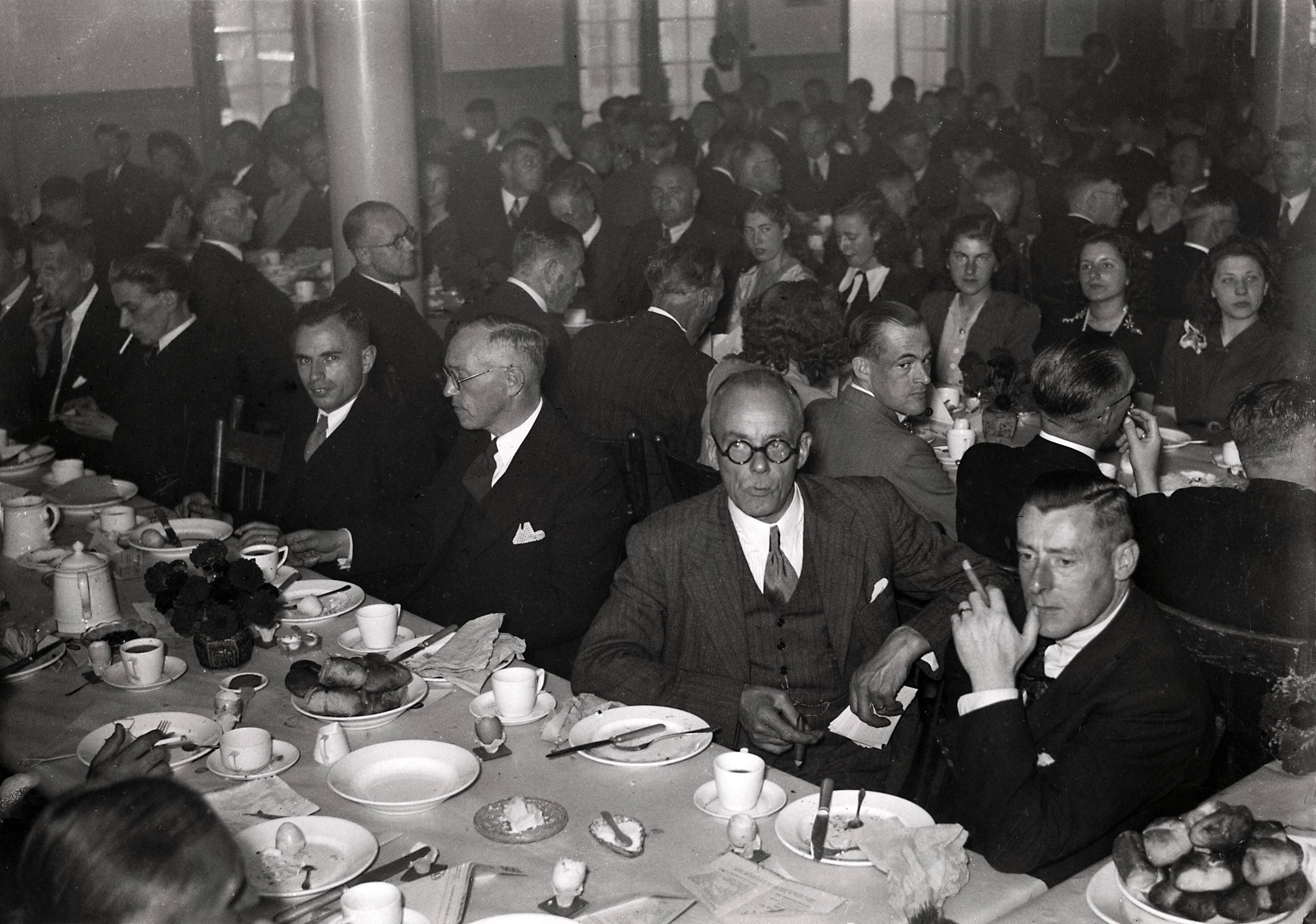 Drukkerij Spaarnestad — [40-jarig jubileum N.V. De Spaarnestad] [gezamenlijk ontbijt] — Foto: Fotograaf Onbekend / Fotobureau onbekend / Spaarnestad Photo (05887). Licentie: Set B: Rechtenvrij / Publiek Domein. Bron: Nationaal Archief. http://hdl.handle.net/10648/35429da6-39f4-a382-e063-6df0900a6686