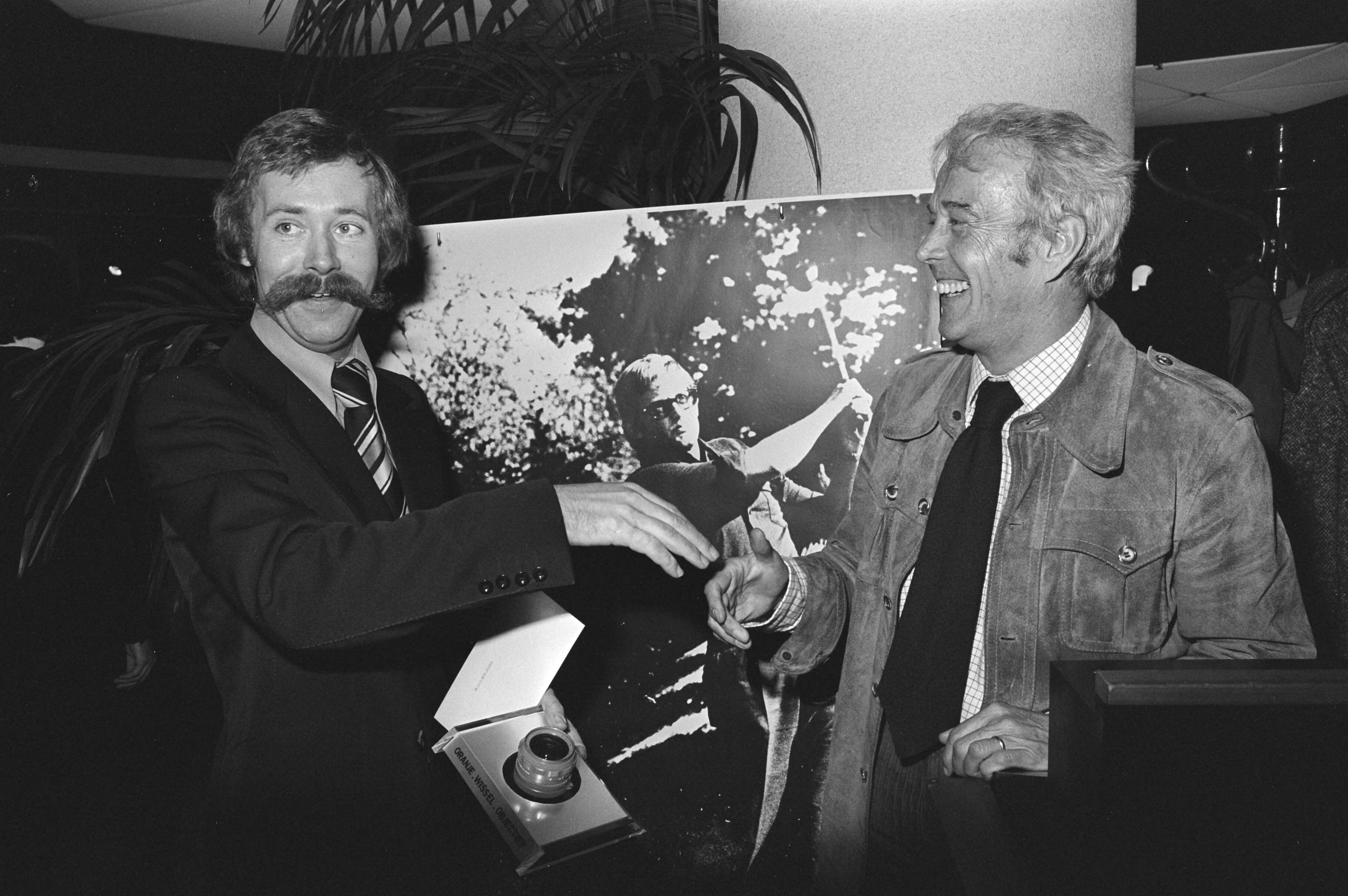 Fotocollectie Anefo — Prijsuitreiking "Oranje-foto" in Den Haag — Foto: Mieremet, Rob / Anefo. Licentie: Set B: Rechtenvrij / Publiek Domein. Bron: Nationaal Archief. http://hdl.handle.net/10648/ac80140c-d0b4-102d-bcf8-003048976d84