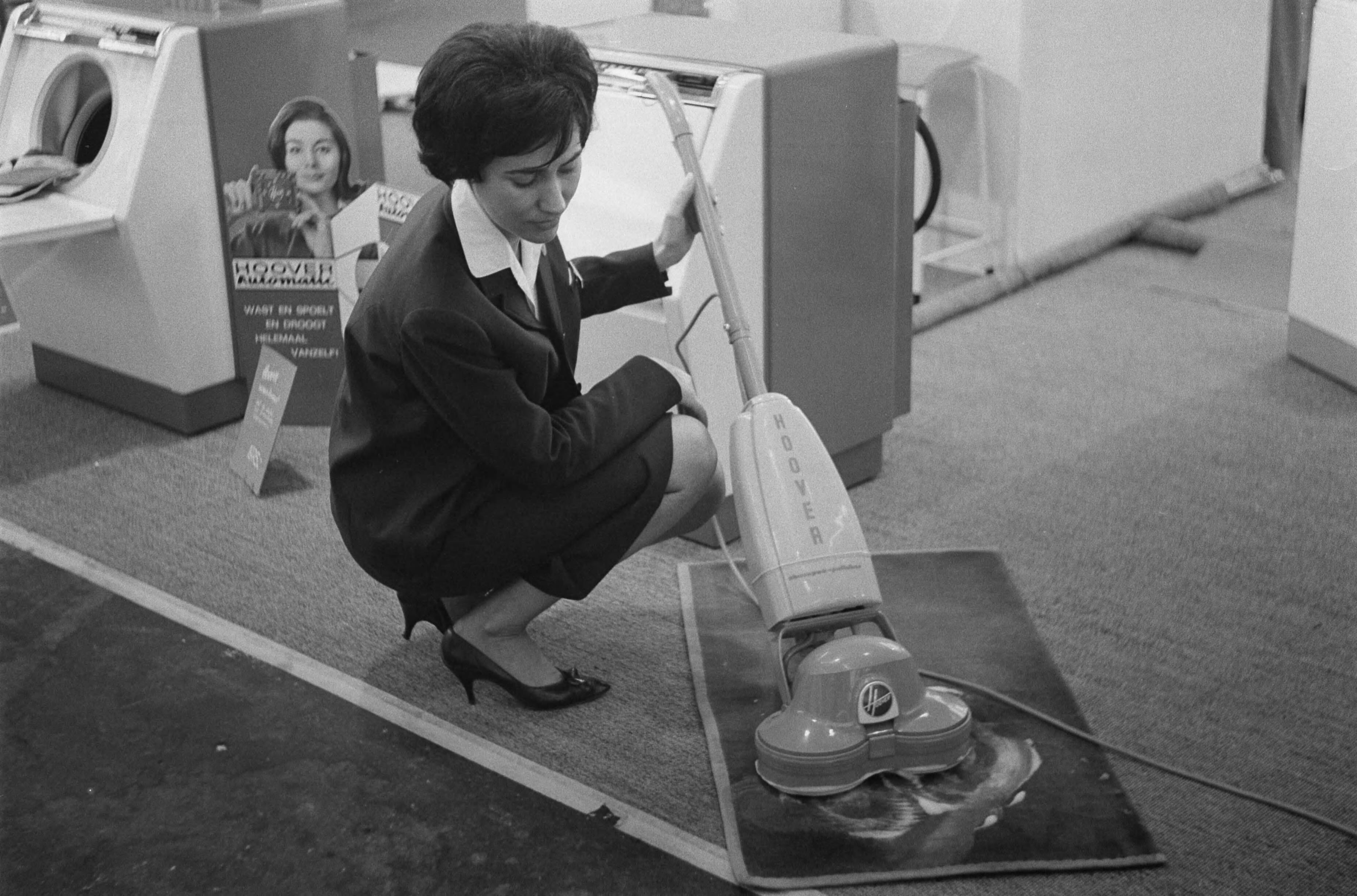 Fotocollectie Anefo — Expobeurs in Hilversum. De shamponeermachine voor vaste vloerbedekking — Foto: Koch, Eric / Anefo. Licentie: Set B: Rechtenvrij / Publiek Domein. Bron: Nationaal Archief. http://hdl.handle.net/10648/aa2dddd8-d0b4-102d-bcf8-003048976d84