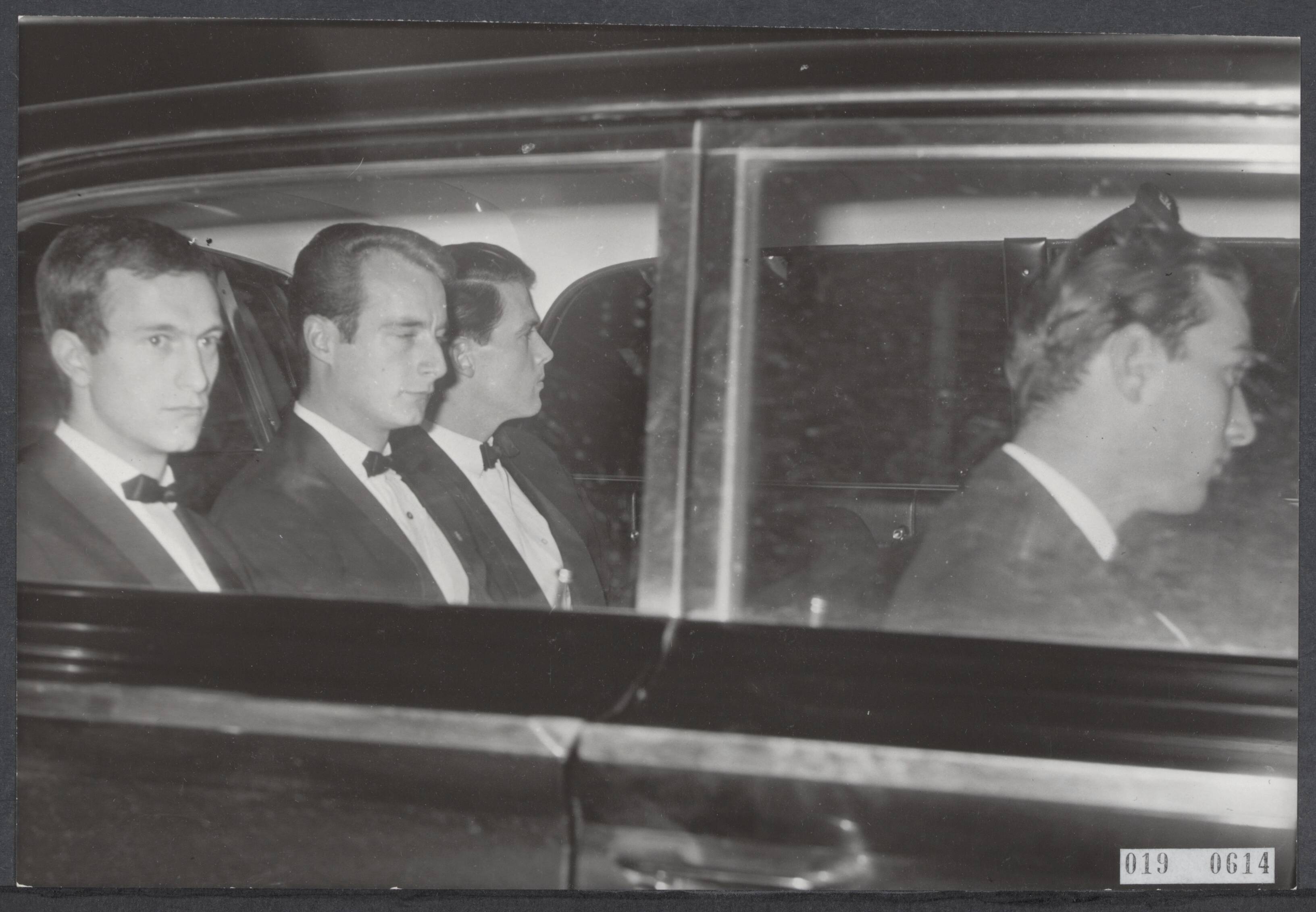 Fotocollectie Elsevier Binnenland — Prinses Beatrix geeft op haar paleis Drakensteyn een feest. In een hofauto van paleis Soestdijk arriveerde vier Engelse gasten voor het feest — Foto: Koch, Eric / Anefo. Licentie: Set B: Rechtenvrij / Publiek Domein. Bron: Nationaal Archief. http://hdl.handle.net/10648/adc72030-d0b4-102d-bcf8-003048976d84