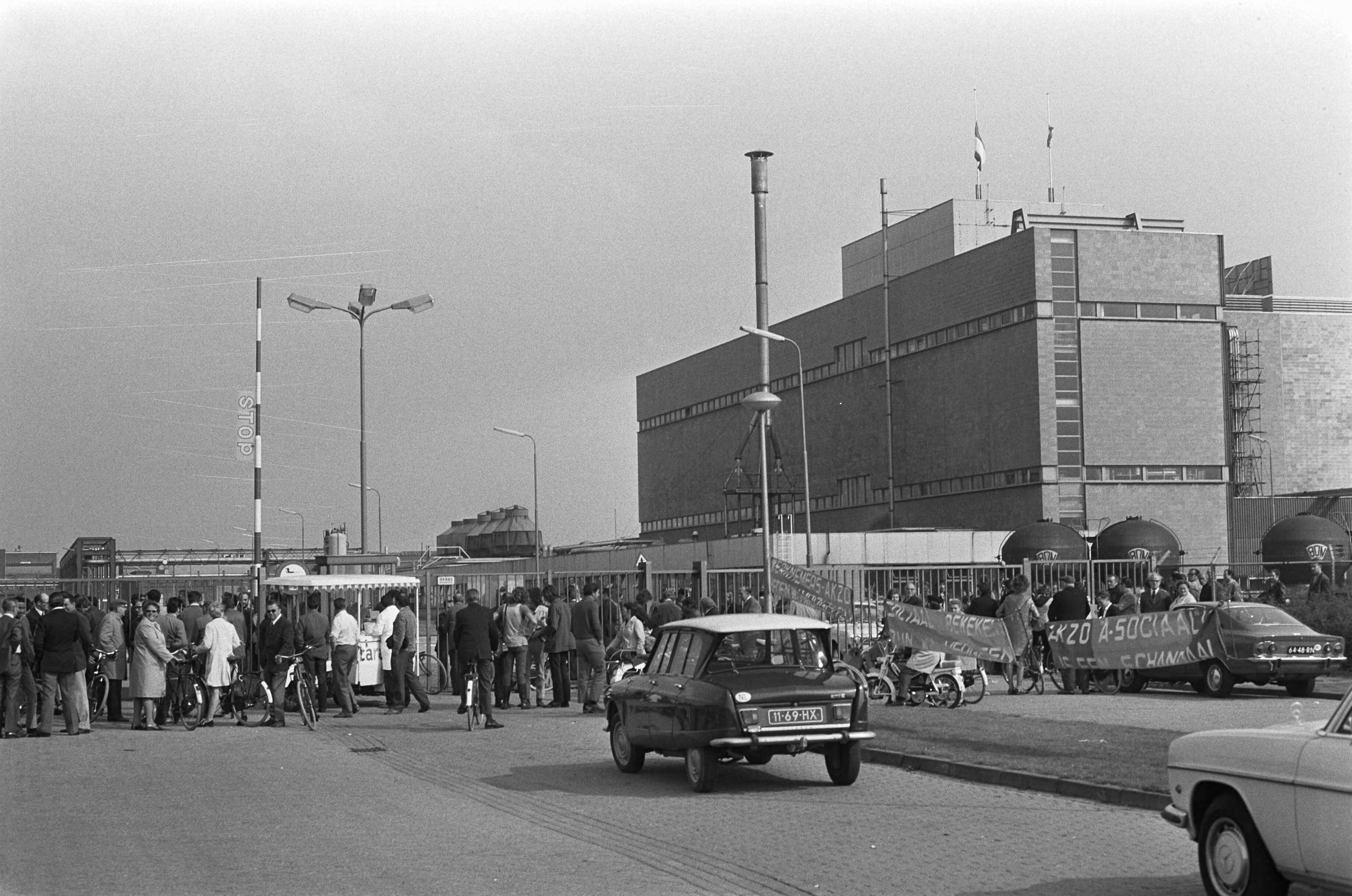 Fotocollectie Anefo — Werknemers hebben ENKA Breda bezet — Foto: Peters, Hans / Anefo. Licentie: Set B: Rechtenvrij / Publiek Domein. Bron: Nationaal Archief. http://hdl.handle.net/10648/abf68962-d0b4-102d-bcf8-003048976d84