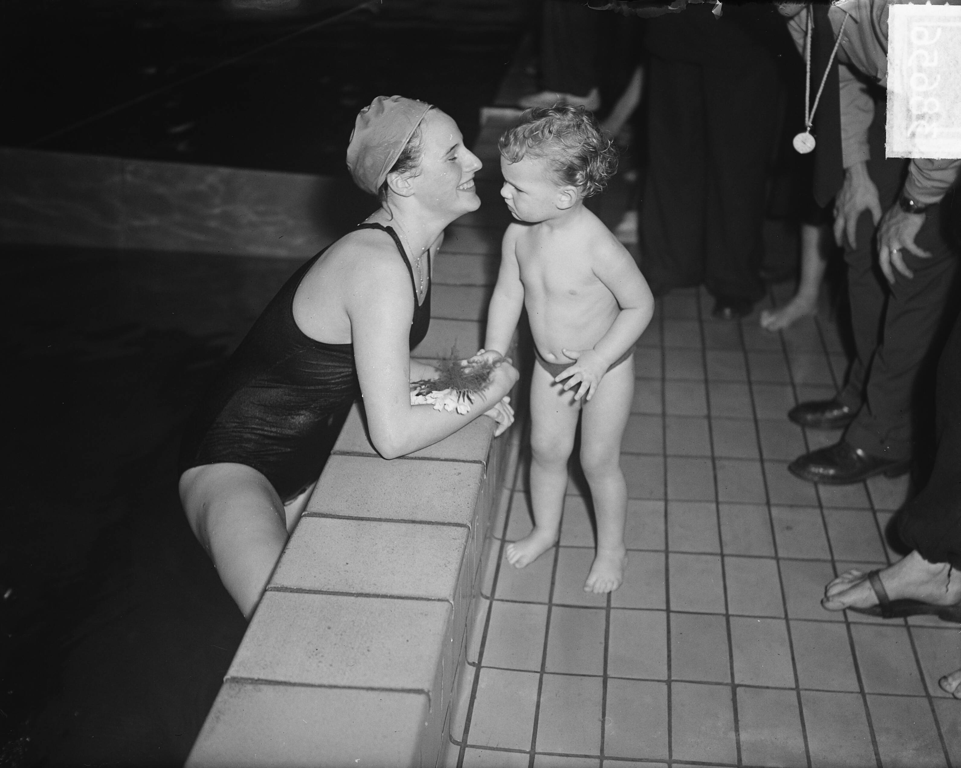 Fotocollectie Anefo — Geertje Wielema maakt nieuw wereldrecord 100 yards rugslag — Foto: Noske, J.D. / Anefo. Licentie: Set B: Rechtenvrij / Publiek Domein. Bron: Nationaal Archief. http://hdl.handle.net/10648/a8d5a786-d0b4-102d-bcf8-003048976d84