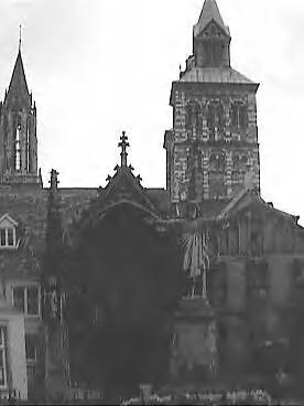 Fotocollectie Rijksvoorlichtingsdienst Eigen — Sint Servaaskerk te Maastricht met het gezicht op het portaal aan de noordzijde aan het Keizer Karelplein en met links de toren van de St. Janskerk en met op de voorgrond een H. Hartbeeld — Foto: Schuurman, Ralph L. / RVD. Licentie: Set B: Rechtenvrij / Publiek Domein. Bron: Nationaal Archief. http://hdl.handle.net/10648/af73f476-d0b4-102d-bcf8-003048976d84