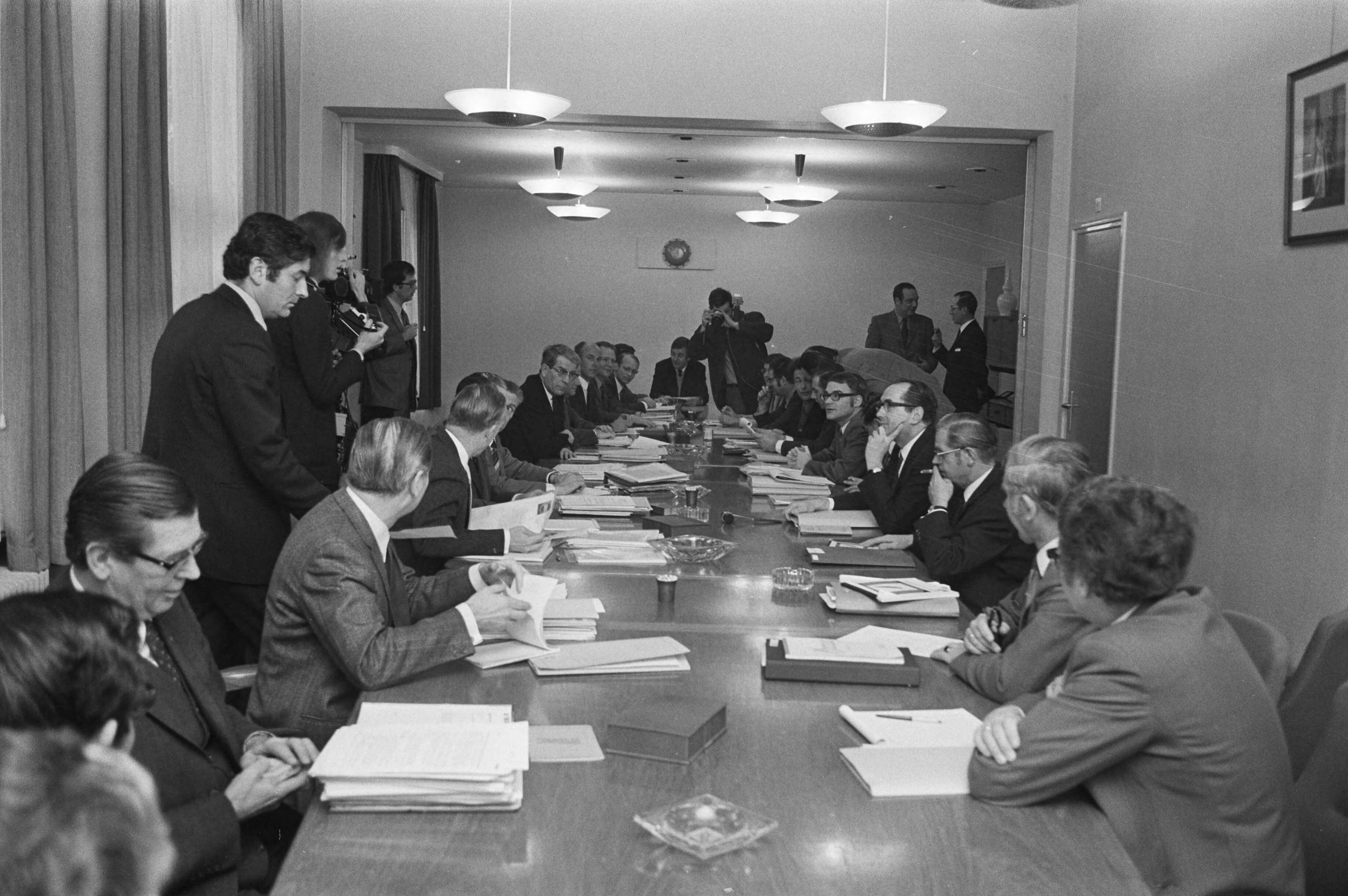 Fotocollectie Anefo — Raad van overleg van werkgevers en werknemers metaalindustrie bijeen over CAO in FME-gebouw, Den Haag — Foto: Peters, Hans / Anefo. Licentie: Set B: Rechtenvrij / Publiek Domein. Bron: Nationaal Archief. http://hdl.handle.net/10648/abddb11c-d0b4-102d-bcf8-003048976d84