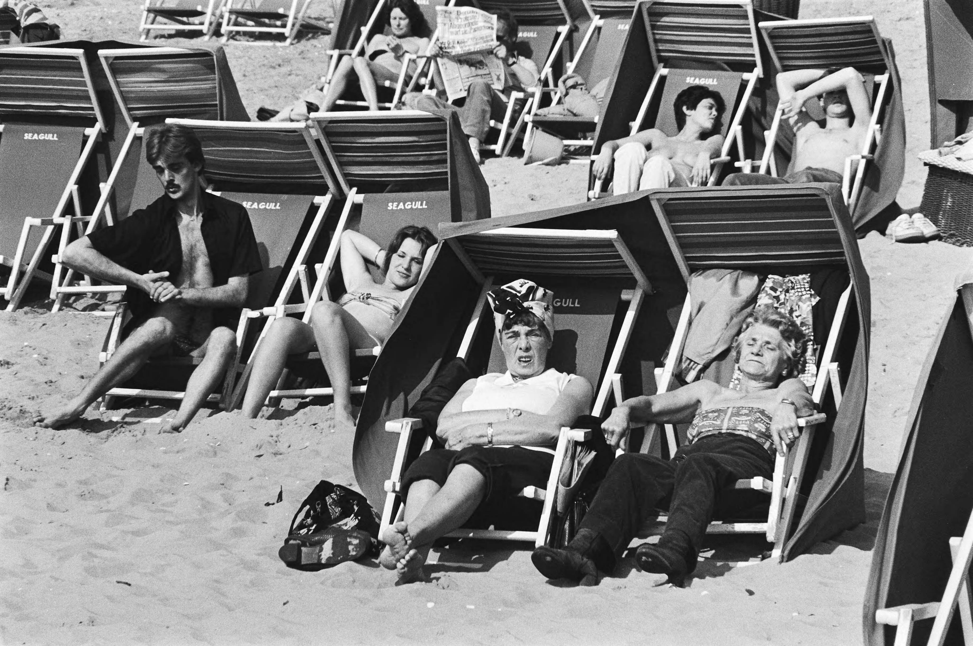 Fotocollectie Anefo — Zonnende mensen op het strand van Zandvoort in verband met het mooie weer — Foto: Dijk, Hans van / Anefo. Licentie: Set B: Rechtenvrij / Publiek Domein. Bron: Nationaal Archief. http://hdl.handle.net/10648/acf92ff4-d0b4-102d-bcf8-003048976d84