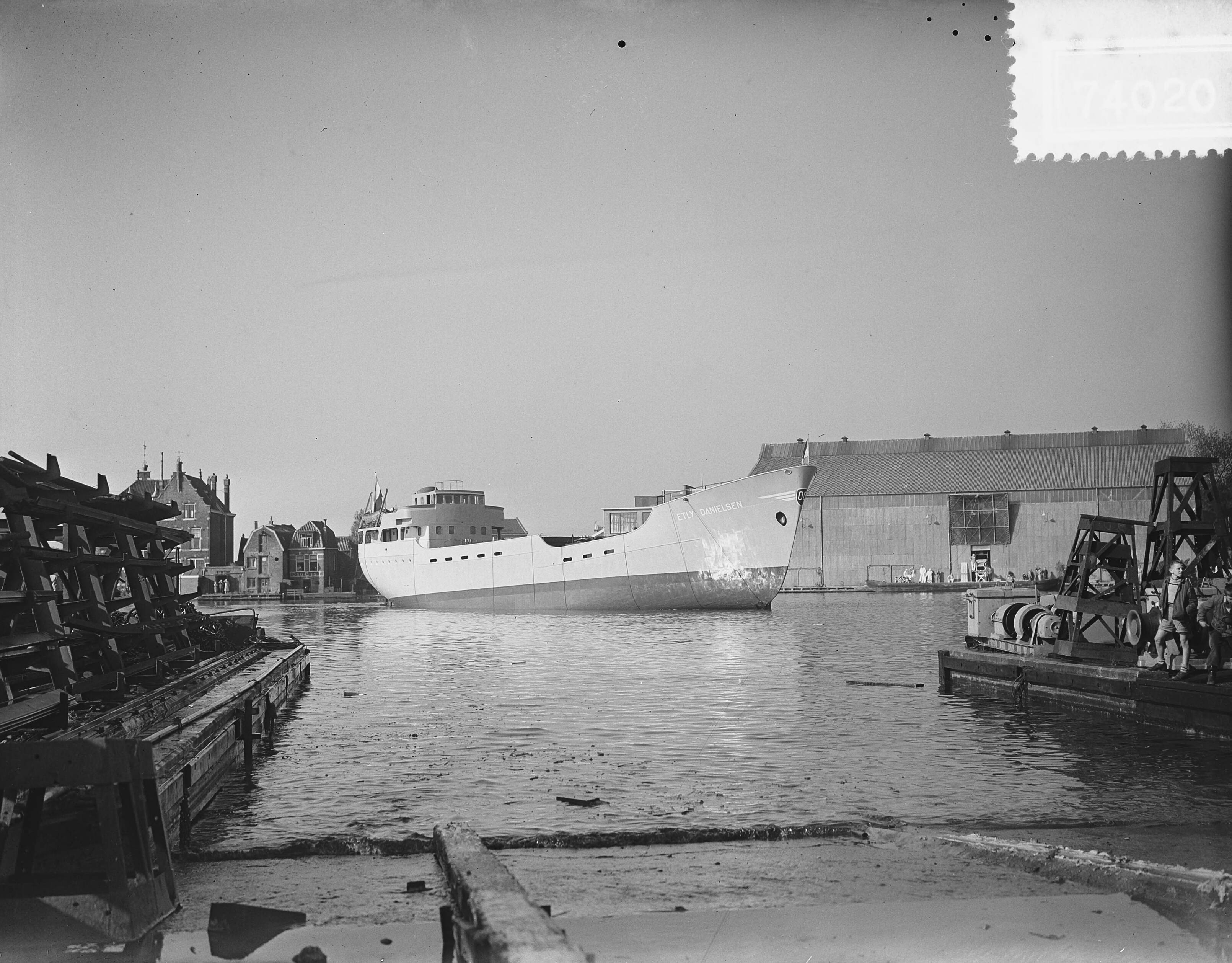 Fotocollectie Anefo — Tewaterlating m.s. "Etly Danielsen" bij de Czaar Peterwerf van de ZSM aan het Kalf te Zaandam — Foto: Bilsen, Joop van / Anefo. Licentie: Set B: Rechtenvrij / Publiek Domein. Bron: Nationaal Archief. http://hdl.handle.net/10648/a93d8c02-d0b4-102d-bcf8-003048976d84