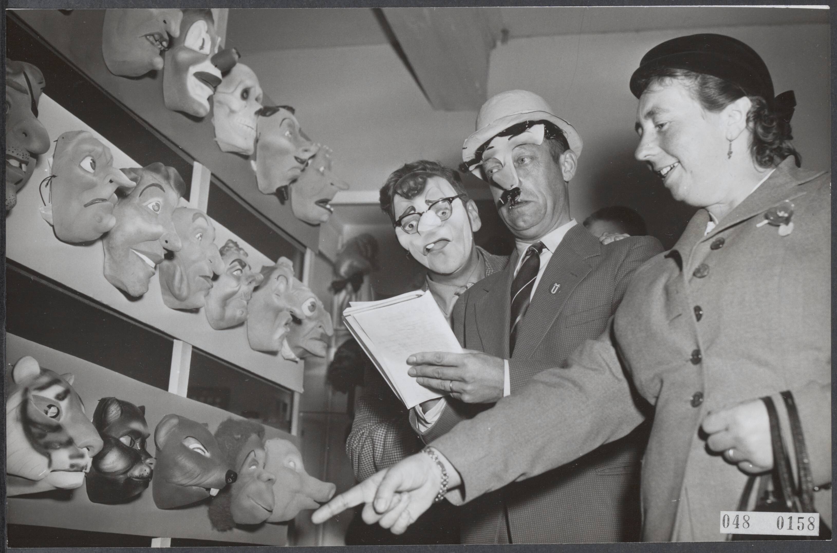Fotocollectie Elsevier Binnenland — Opening najaarbeurs Utrecht.Geen carnaval, maar verkoper die hun artikel op deze wijze aan de man (vrouw) brachten — Foto: Fotograaf Onbekend / Anefo. Licentie: Set B: Rechtenvrij / Publiek Domein. Bron: Nationaal Archief. http://hdl.handle.net/10648/ae00ef68-d0b4-102d-bcf8-003048976d84