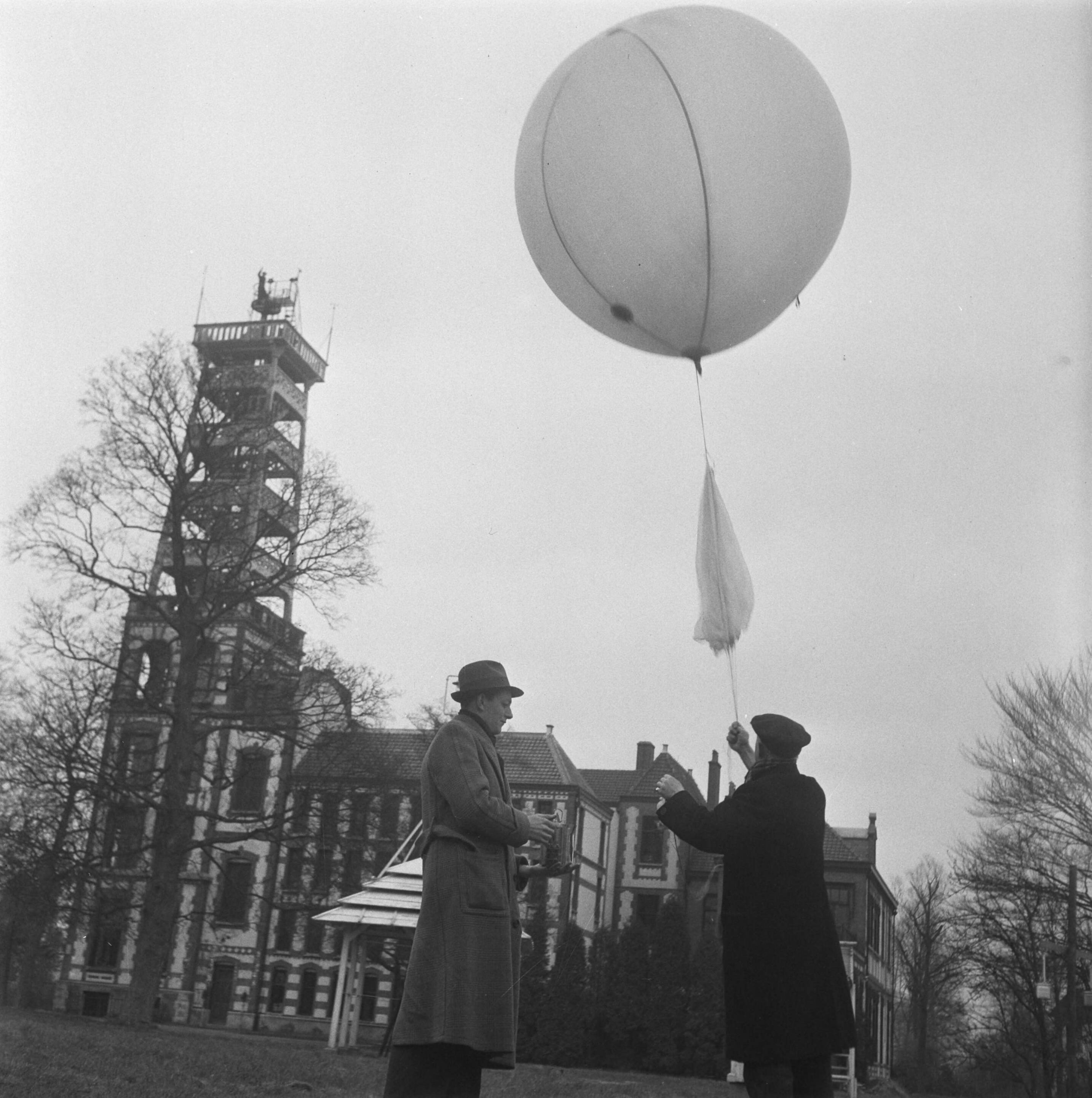Fotocollectie Anefo — meteorologisch instituut te den bilt — Foto: Fotograaf Onbekend / Anefo. Licentie: Set B: Rechtenvrij / Publiek Domein. Bron: Nationaal Archief. http://hdl.handle.net/10648/a89b1ddc-d0b4-102d-bcf8-003048976d84