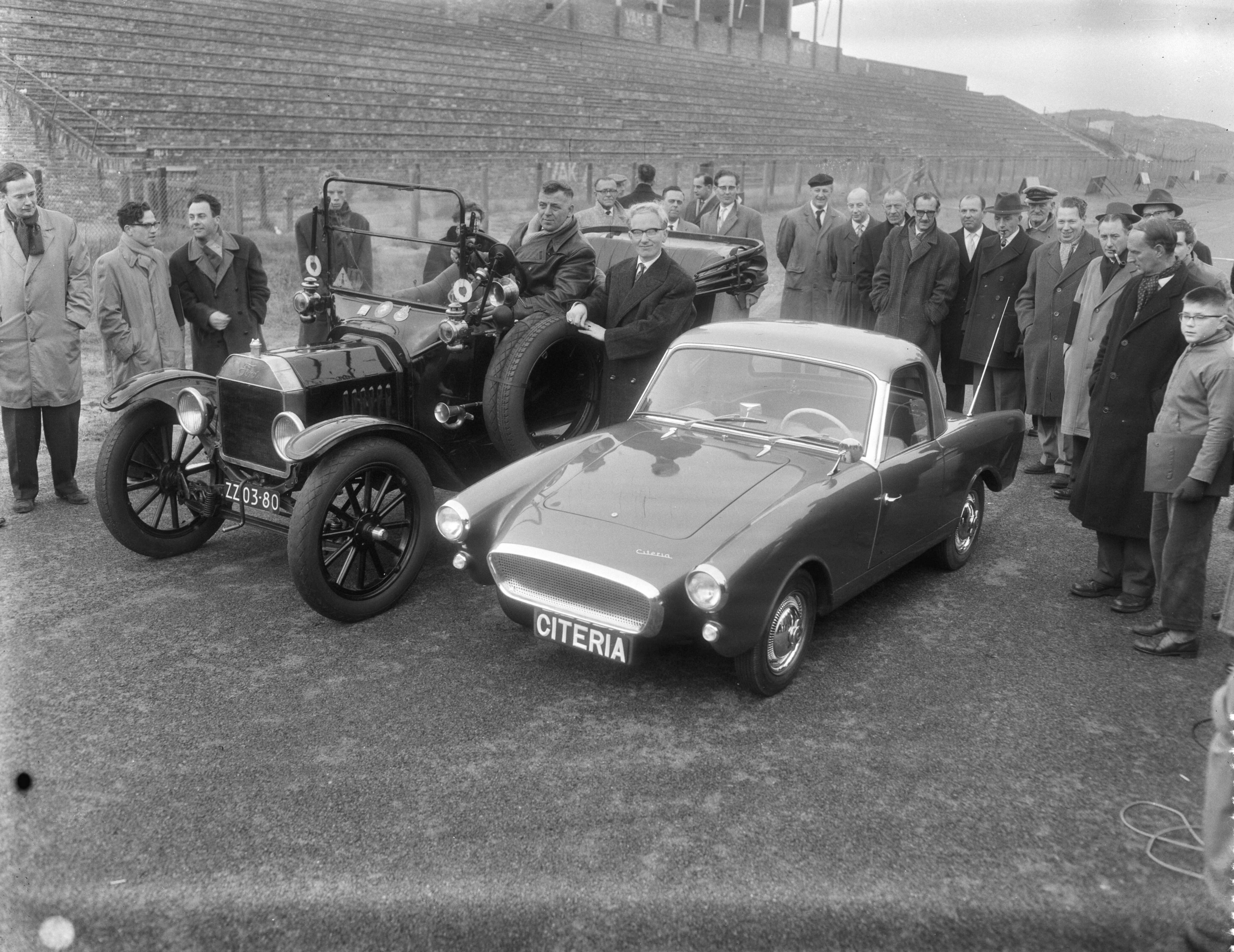 Fotocollectie Anefo — Demonstratie van de Citeria, een Nederlandse sportwagen met plastic carrosserie, op het circuit van Zandvoort, De Citeria naast een T-Ford uit 1911, in het midden de ontwerper L.J. van Beekum uit Den Haag — Foto: Pot, Harry / Anefo. Licentie: Set B: Rechtenvrij / Publiek Domein. Bron: Nationaal Archief. http://hdl.handle.net/10648/a98888c4-d0b4-102d-bcf8-003048976d84
