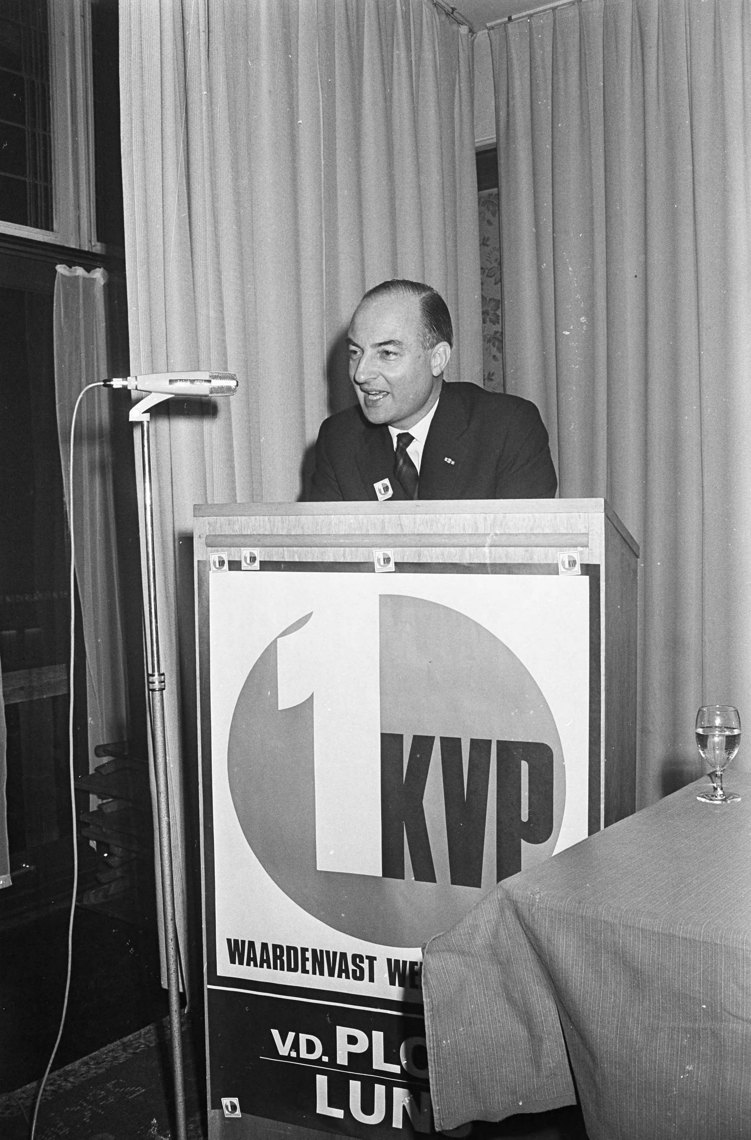 Fotocollectie Anefo — Verkiezingsvergadering KVP te Haarlem, de heer Schmelzer aan het woord — Foto: Merk, Ben / Anefo. Licentie: Set B: Rechtenvrij / Publiek Domein. Bron: Nationaal Archief. http://hdl.handle.net/10648/ab0ed428-d0b4-102d-bcf8-003048976d84