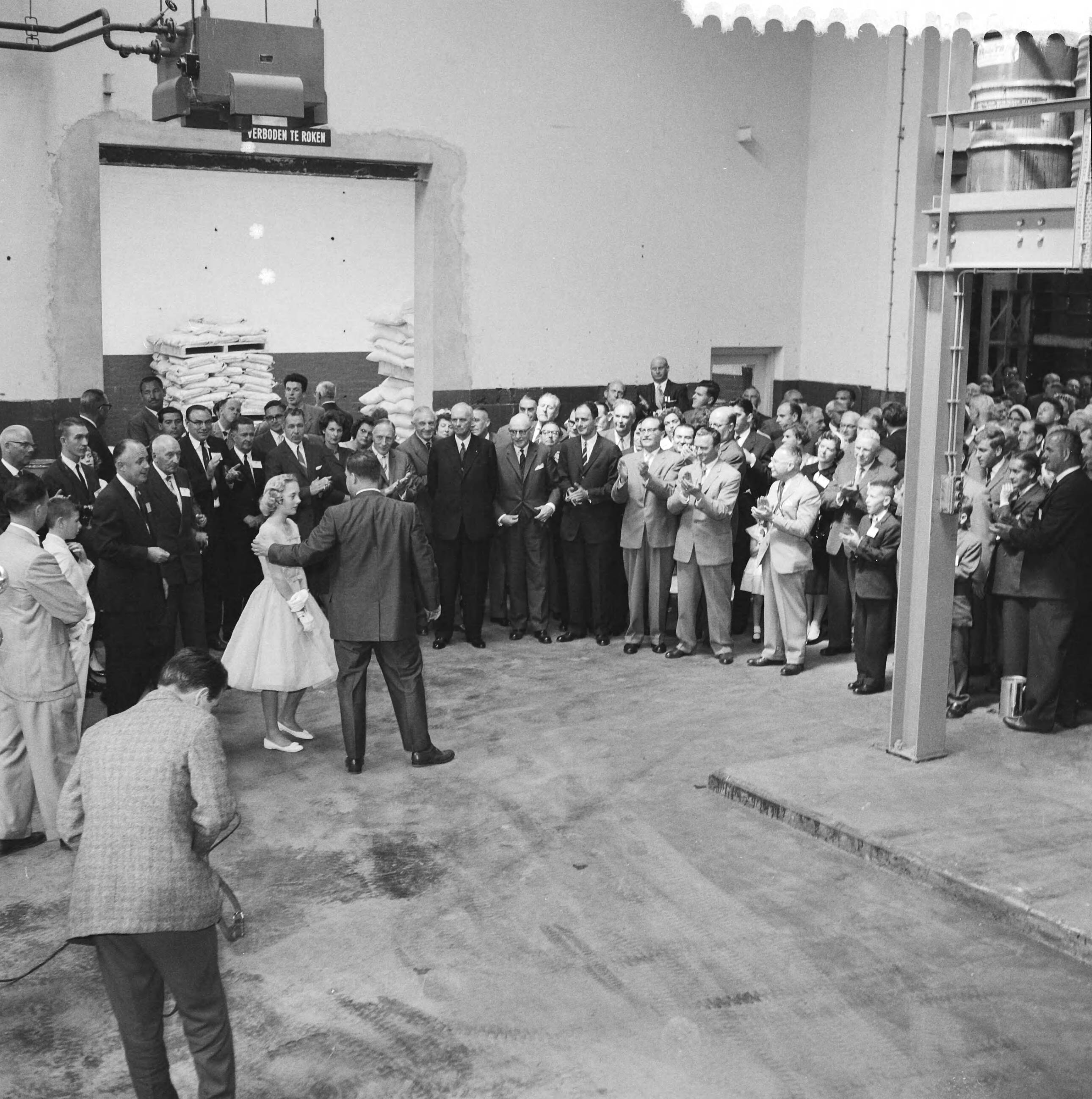 Fotocollectie Anefo — Opening fabriek Rust-Oleum te Haarlem. President-directeur Robert Fergusson jr, zoon van de oprichter, en zijn dochter, Susan Fergusson — Foto: Behrens, Herbert F. / Anefo. Licentie: Set B: Rechtenvrij / Publiek Domein. Bron: Nationaal Archief. http://hdl.handle.net/10648/a9b22bf2-d0b4-102d-bcf8-003048976d84