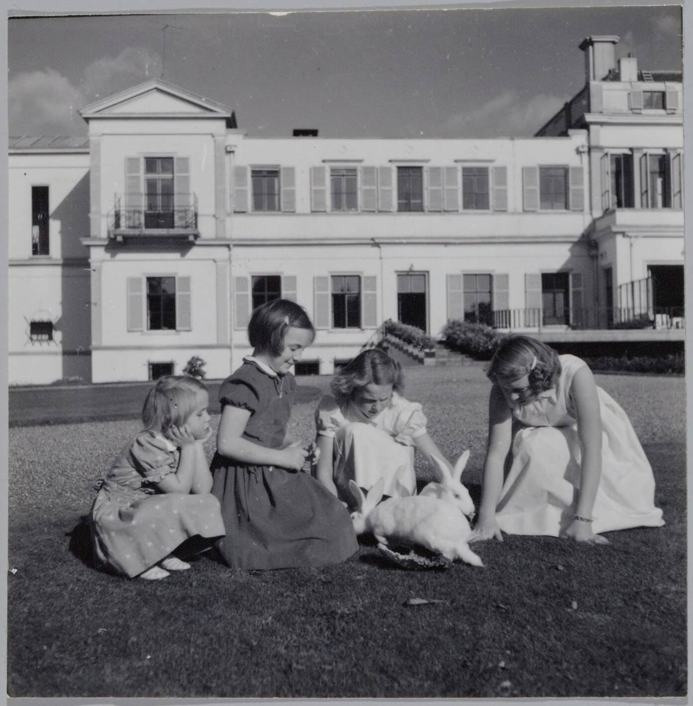 Fotocollectie RVD / Koninklijk Huis — De prinsessen Beatrix, Irene, Margriet en Marijke in de tuin van Paleis Soestdijk met konijn — Foto: Onbekend / RVD. Licentie: Set B: Rechtenvrij / Publiek Domein. Bron: Nationaal Archief. http://hdl.handle.net/10648/afb071d0-d0b4-102d-bcf8-003048976d84