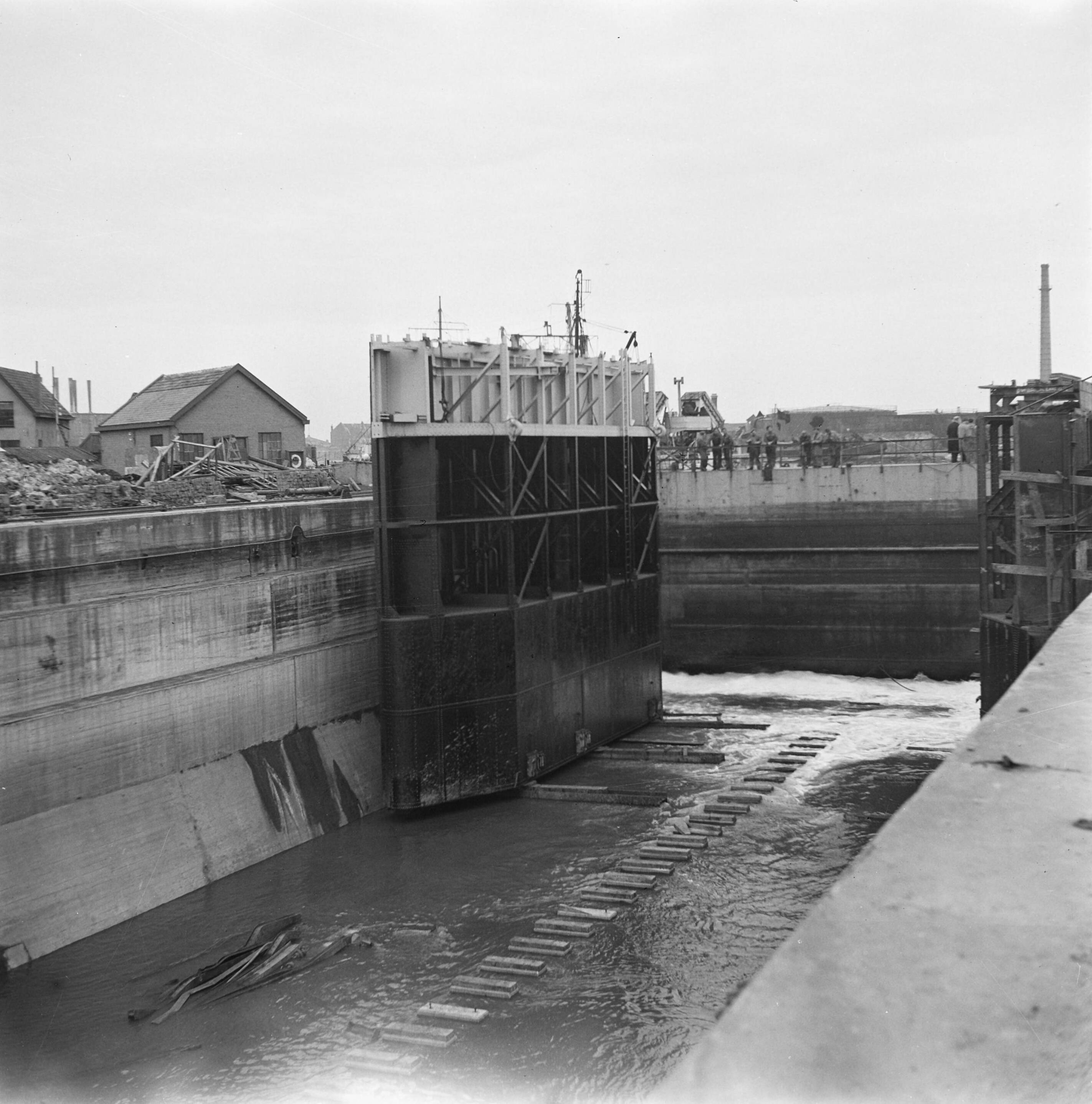 Herstel: Havens — Wederopbouw Vlissingen. Herstelwerk aan een haveninstallatie. Herstel van sluisdeuren — Foto: Fotograaf Onbekend / Anefo. Licentie: Set B: Rechtenvrij / Publiek Domein. Bron: Nationaal Archief. http://hdl.handle.net/10648/ac072b96-d0b4-102d-bcf8-003048976d84