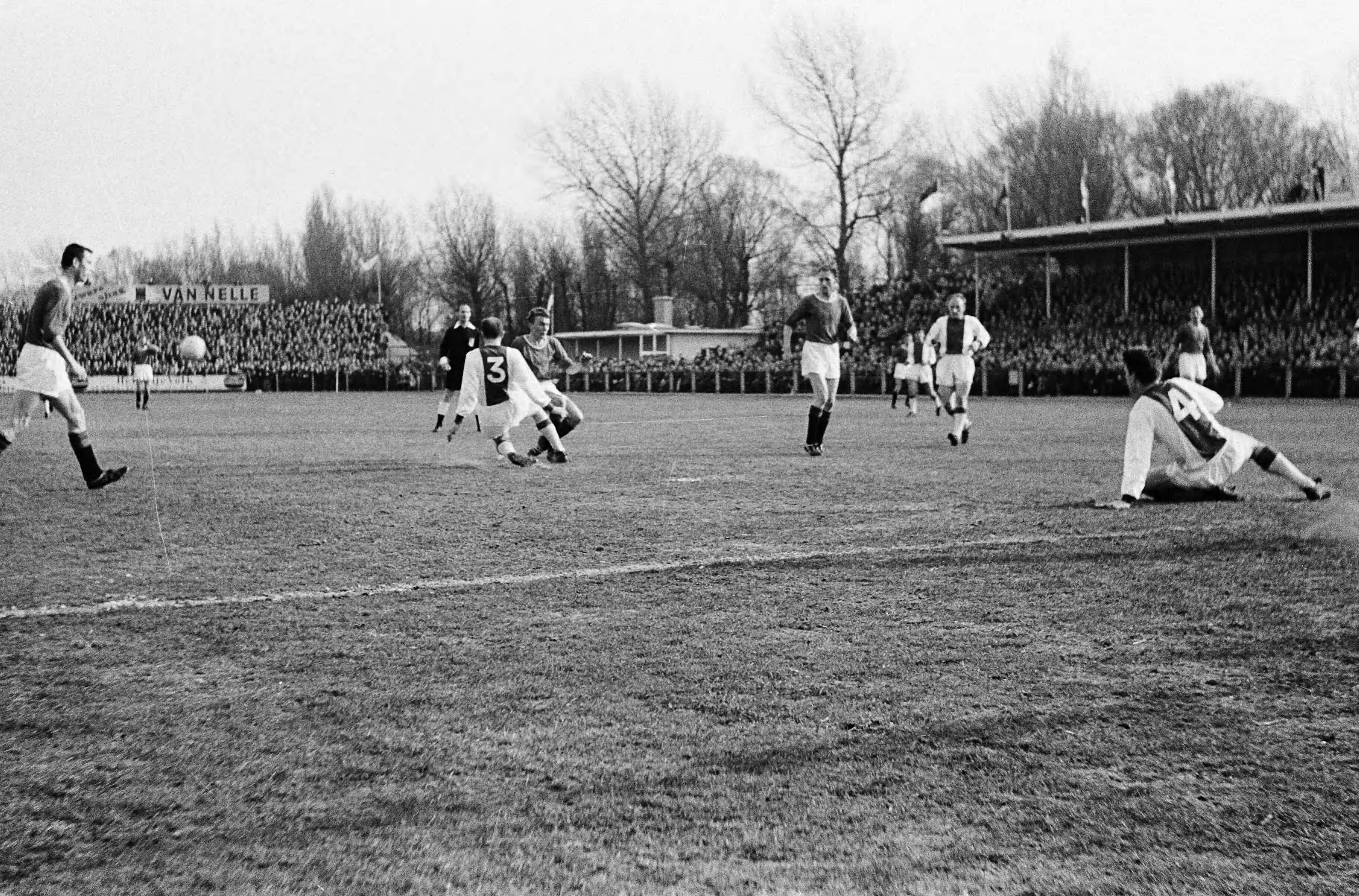Fotocollectie Anefo — Voetbal. ADO tegen Ajax 2-2. Spelmoment — Foto: Koch, Eric / Anefo. Licentie: Set B: Rechtenvrij / Publiek Domein. Bron: Nationaal Archief. http://hdl.handle.net/10648/aa3241de-d0b4-102d-bcf8-003048976d84