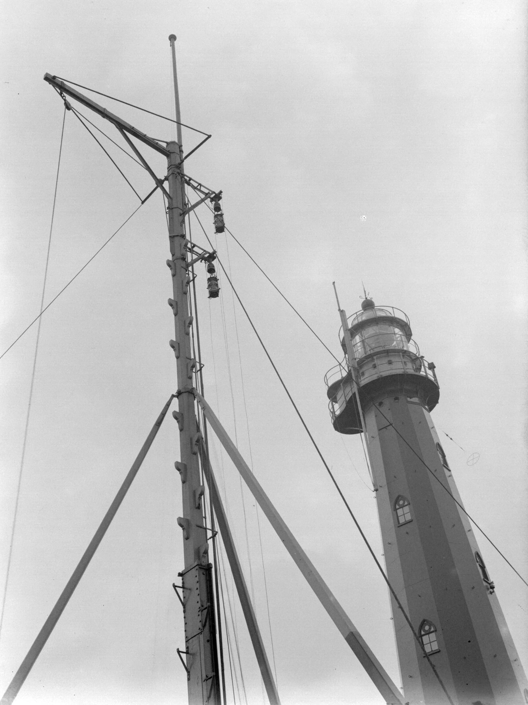 Fotocollectie Van de Poll — Scheepsmast en vuurtoren in Scheveningen — Foto: Poll, Willem van de. Licentie: Set B: Rechtenvrij / Publiek Domein. Bron: Nationaal Archief. http://hdl.handle.net/10648/ae9c56ba-d0b4-102d-bcf8-003048976d84
