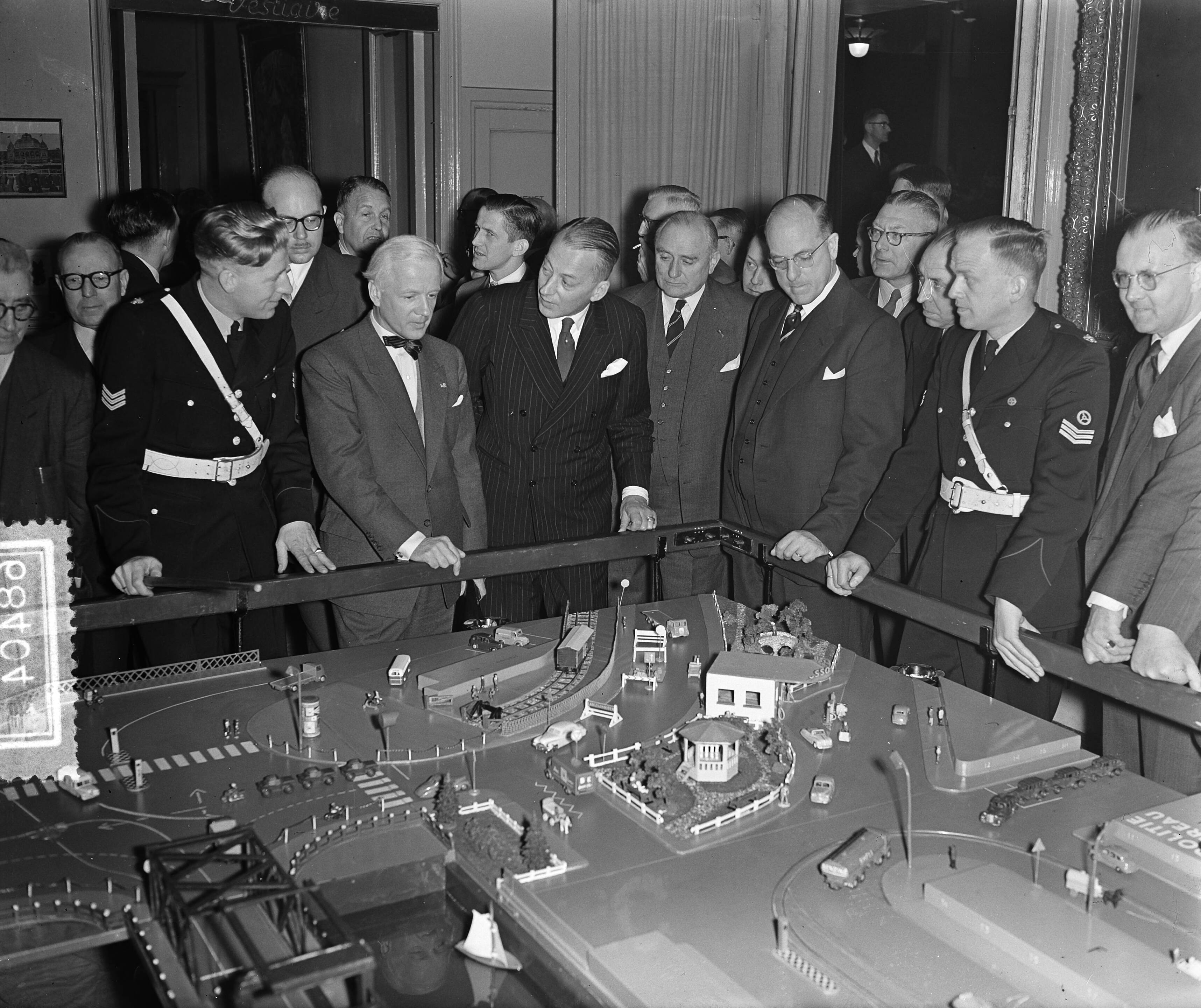 Fotocollectie Anefo — 12e Wegverkeersdag van het KNAC in het Kurhaus te Scheveningen. In de hal was door de verkeerspolitie een maquette geplaatst. Vlnr. burgemeester A.J. d'Ailly van Amsterdam, burgemeester jhr. mr. C.J.A. de Ranitz van Utrecht, mr. B.Ph. baron van Harinxma thoe Slooten (secretaris KNAC) en de burgemeester van Den Haag, mr. F.M.A. Schokking — Foto: Pot, Harry / Anefo. Licentie: Set B: Rechtenvrij / Publiek Domein. Bron: Nationaal Archief. http://hdl.handle.net/10648/a92cd902-d0b4-102d-bcf8-003048976d84