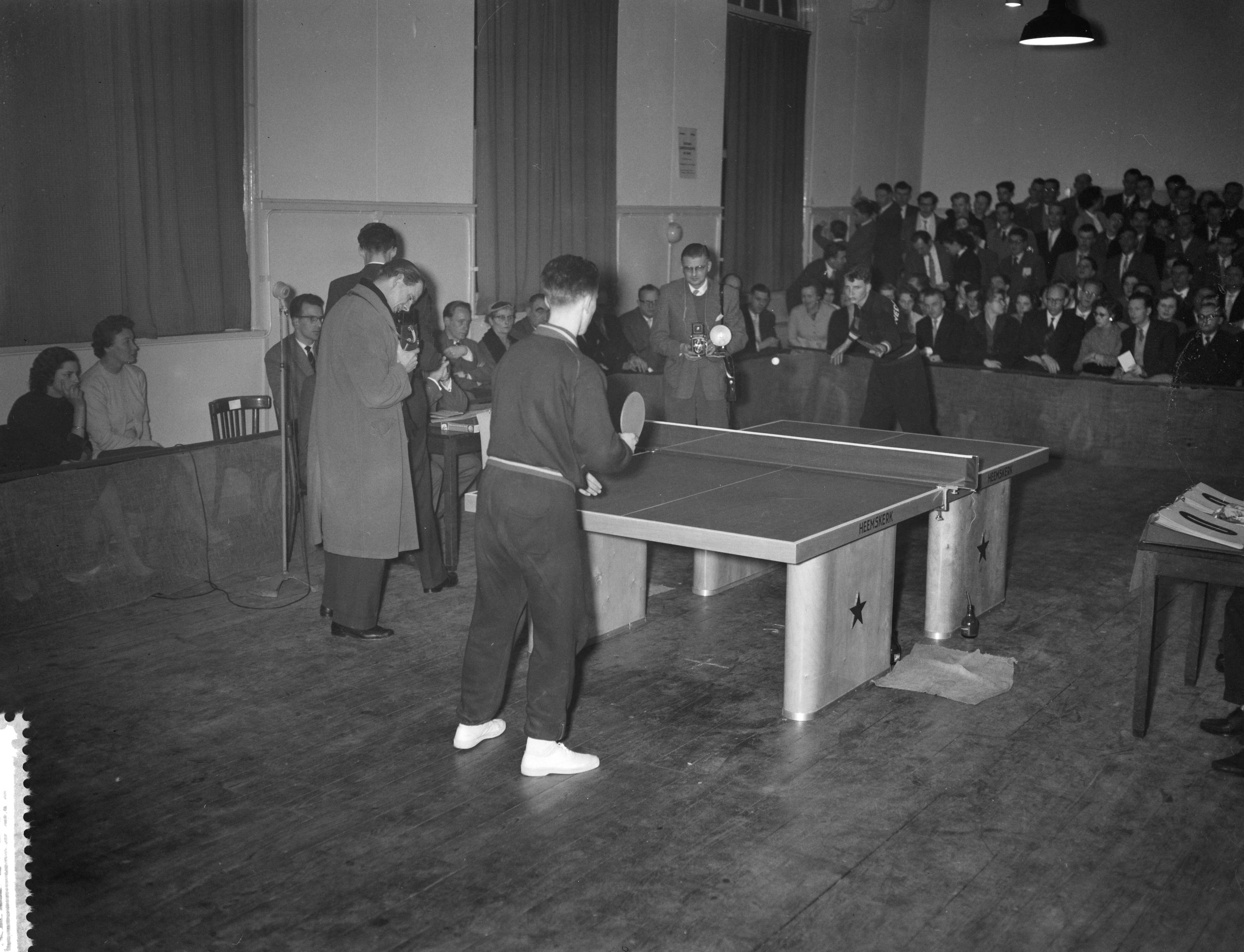Fotocollectie Anefo — Tafeltennis. Interland Nederland tegen België te Gouda — Foto: Rossem, Wim van / Anefo. Licentie: Set B: Rechtenvrij / Publiek Domein. Bron: Nationaal Archief. http://hdl.handle.net/10648/a976015e-d0b4-102d-bcf8-003048976d84