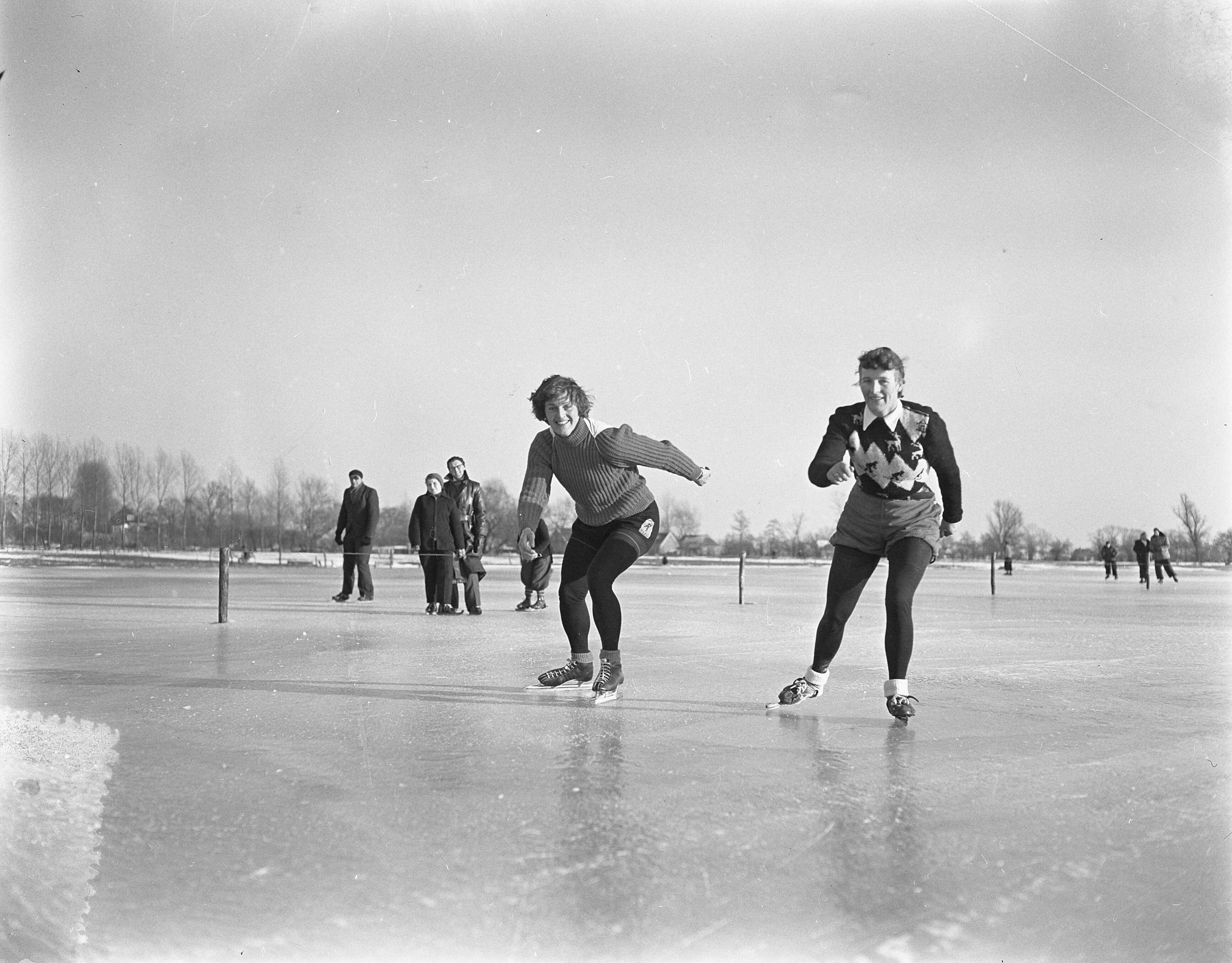 Fotocollectie Anefo — Schaatsen. Hardrijden voor vrouwen te Eelde. Annie van de Meer (r), Ike Voorma Nienhuis (l) — Foto: Pot, Harry / Anefo. Licentie: Set B: Rechtenvrij / Publiek Domein. Bron: Nationaal Archief. http://hdl.handle.net/10648/a942683a-d0b4-102d-bcf8-003048976d84