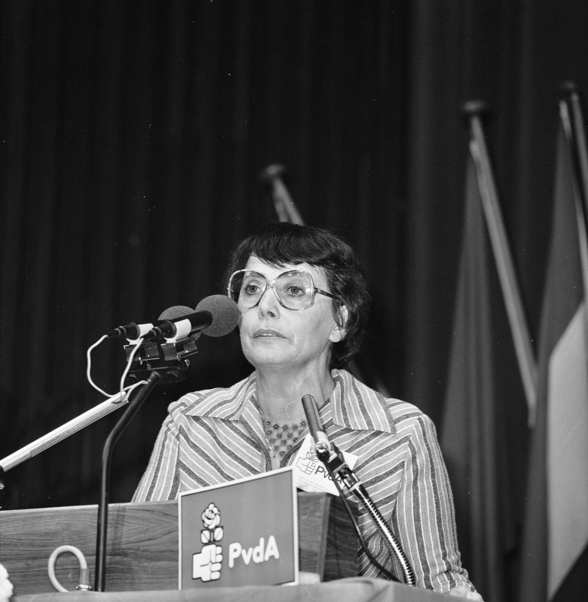 Fotocollectie Anefo — Buitengewoon congres PvdA in Den Haag ; Ien van de Heuv aan het woord (koppen) — Foto: Croes, Rob C. / Anefo. Licentie: Set B: Rechtenvrij / Publiek Domein. Bron: Nationaal Archief. http://hdl.handle.net/10648/aca5d89a-d0b4-102d-bcf8-003048976d84