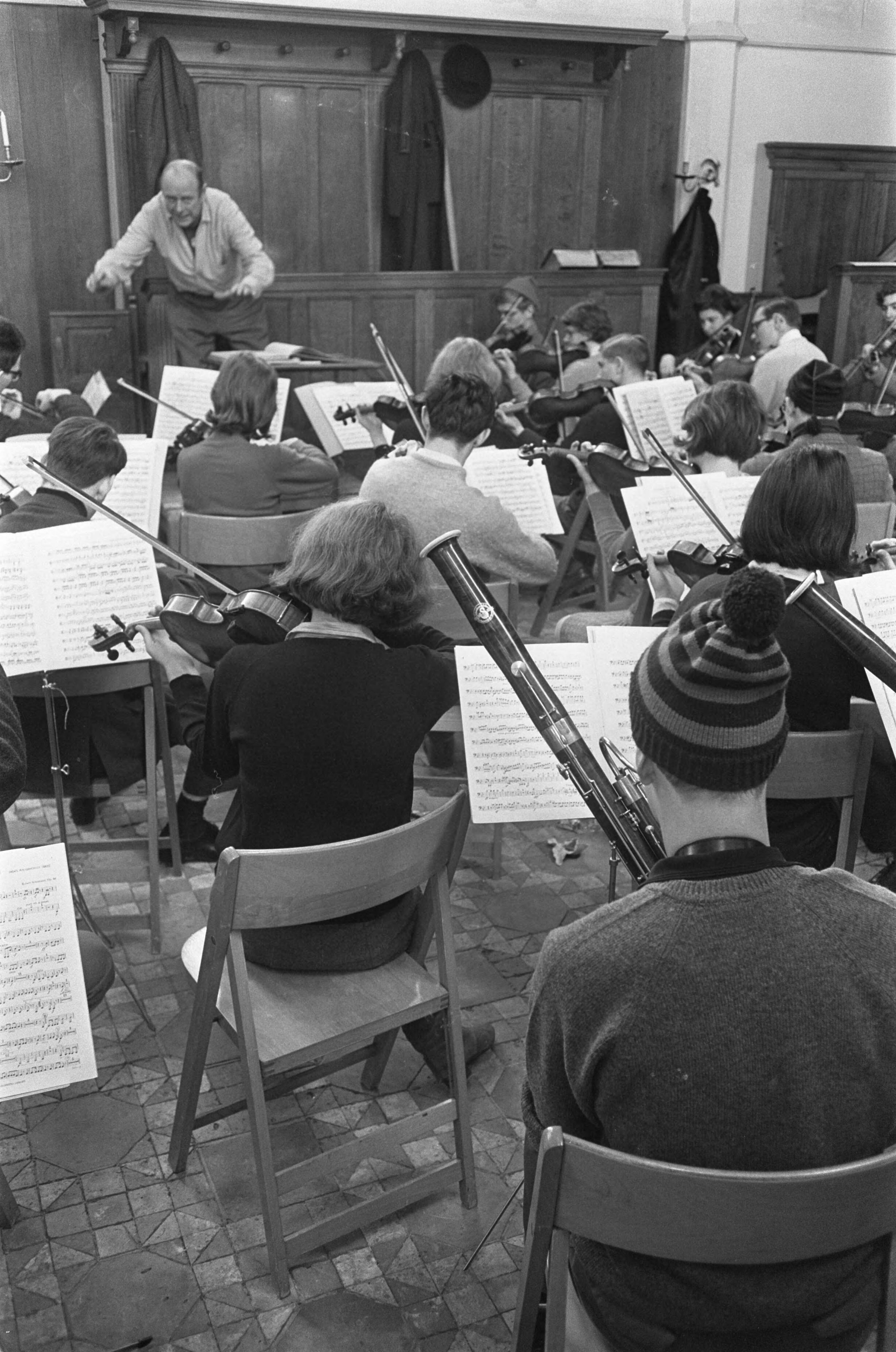 Fotocollectie Anefo — Studenten Orkest oefent in kerk van Bergen. De paukenist met ijsmuts maakt handig gebruik van zijn stokken — Foto: Koch, Eric / Anefo. Licentie: Set B: Rechtenvrij / Publiek Domein. Bron: Nationaal Archief. http://hdl.handle.net/10648/ab31d964-d0b4-102d-bcf8-003048976d84