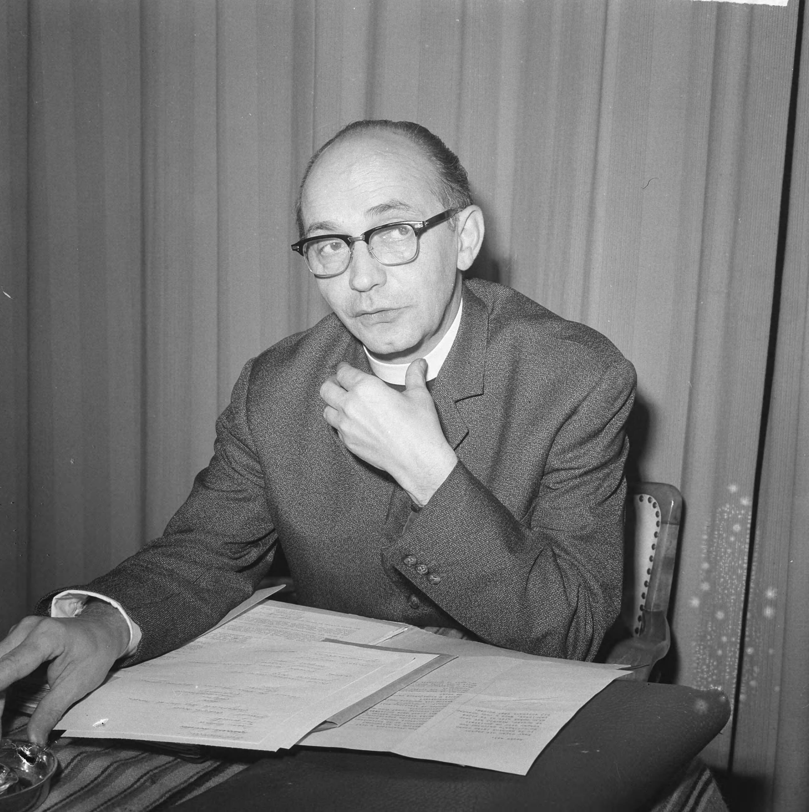 Fotocollectie Anefo — Artiestenaalmoezenier Theo Kloeg gaf persconferentie voor artiestensociëteit in Hilversum — Foto: Evers, Joost / Anefo. Licentie: Set B: Rechtenvrij / Publiek Domein. Bron: Nationaal Archief. http://hdl.handle.net/10648/aab9f23c-d0b4-102d-bcf8-003048976d84