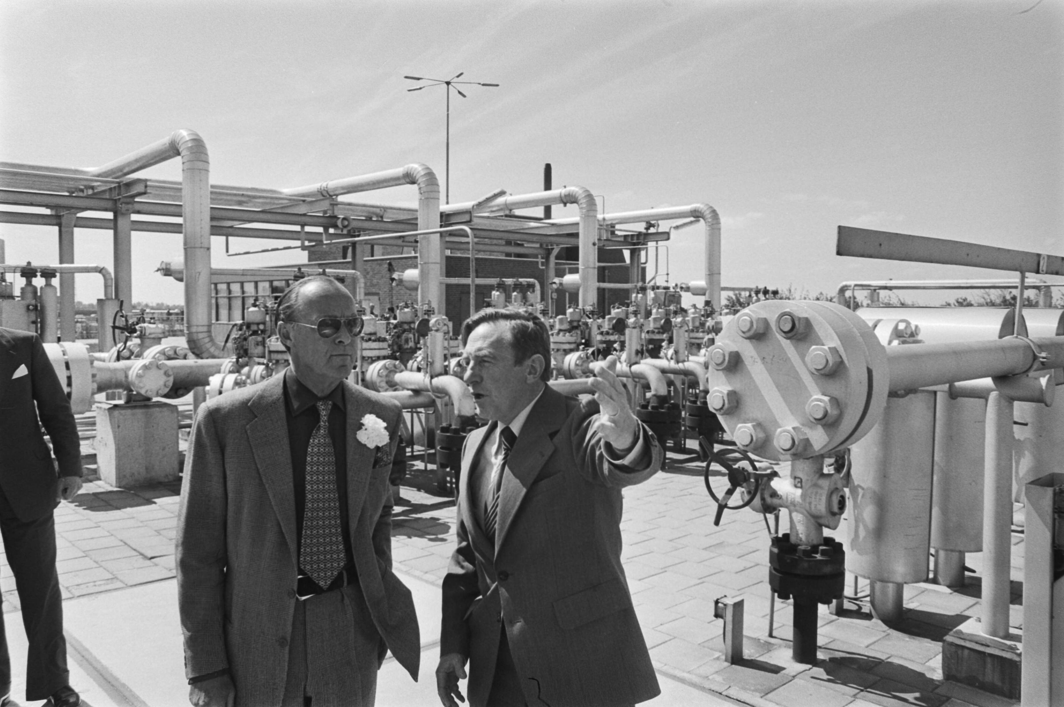 Fotocollectie Anefo — Prins Bernhard bezoekt NAM, groninger gasveld (en booreiland), Prins Bernhard op gasveld in Slochteren — Foto: Verhoeff, Bert / Anefo. Licentie: Set B: Rechtenvrij / Publiek Domein. Bron: Nationaal Archief. http://hdl.handle.net/10648/ac83587e-d0b4-102d-bcf8-003048976d84
