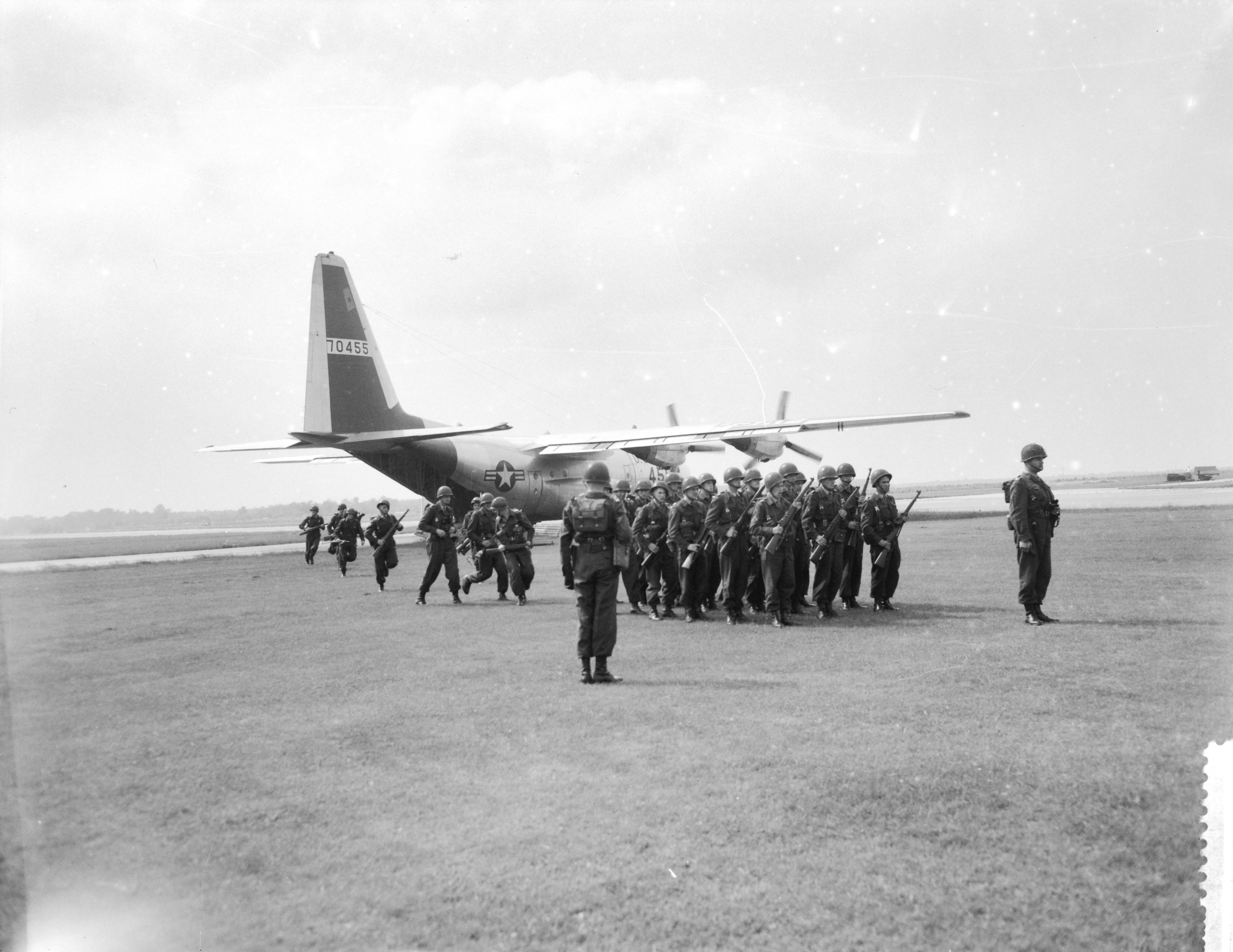 Fotocollectie Anefo — Vliegfeest op Soesterberg t.g.v. het 45-jarig bestaan van de Koninklijke Luchtmacht. Soldaten die uitgestegen zijn uit een transportvliegtuig stellen zich op in gelid — Foto: Noske, J.D. / Anefo. Licentie: Set B: Rechtenvrij / Publiek Domein. Bron: Nationaal Archief. http://hdl.handle.net/10648/a97fcd2e-d0b4-102d-bcf8-003048976d84