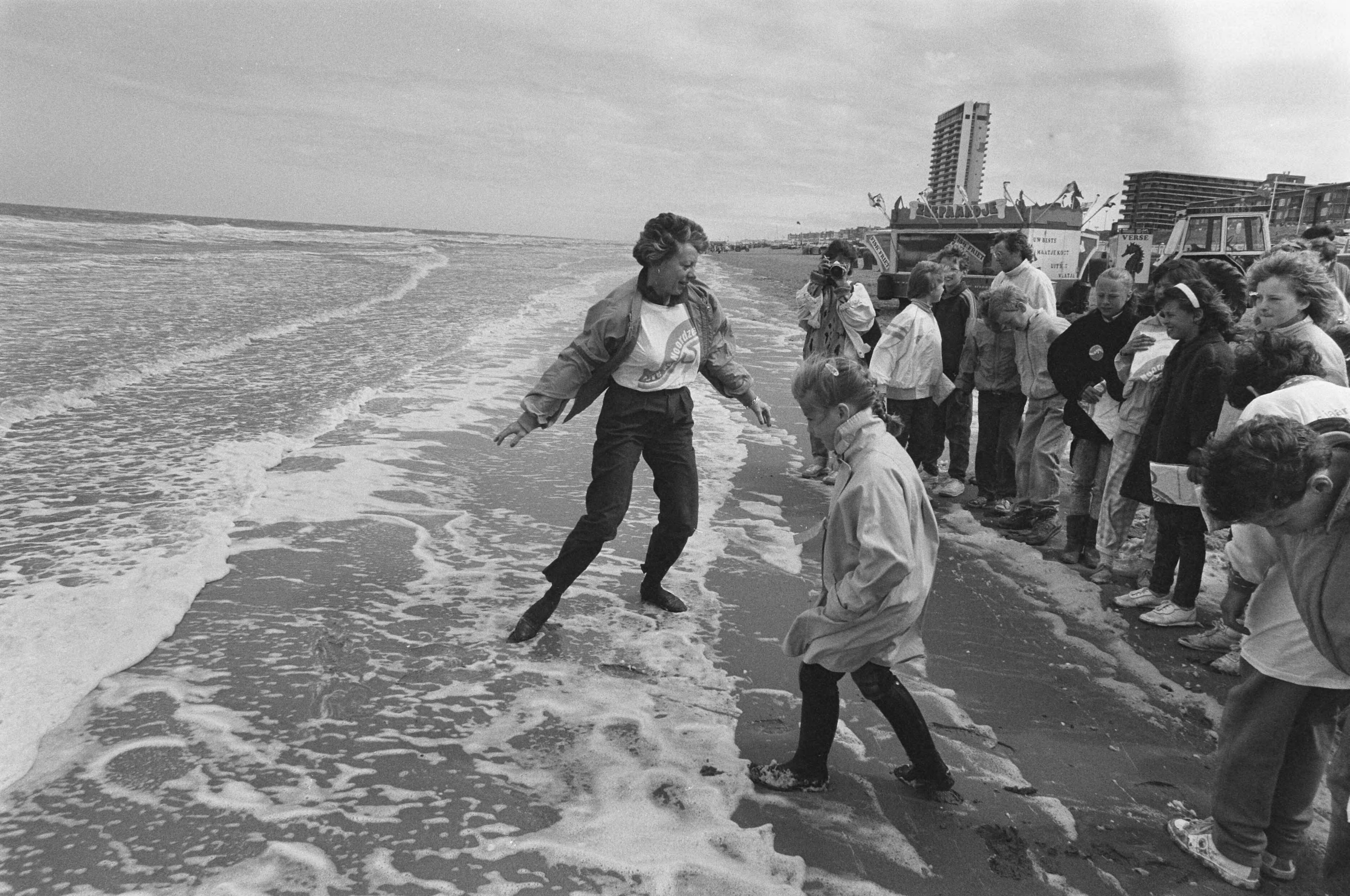Fotocollectie Anefo — Minister Smit Kroes van V&W geeft op strand Zandvoort startsein voor actie "Leve de Noordzee" — Foto: Bogaerts, Rob / Anefo. Licentie: Set B: Rechtenvrij / Publiek Domein. Bron: Nationaal Archief. http://hdl.handle.net/10648/ad6138b0-d0b4-102d-bcf8-003048976d84