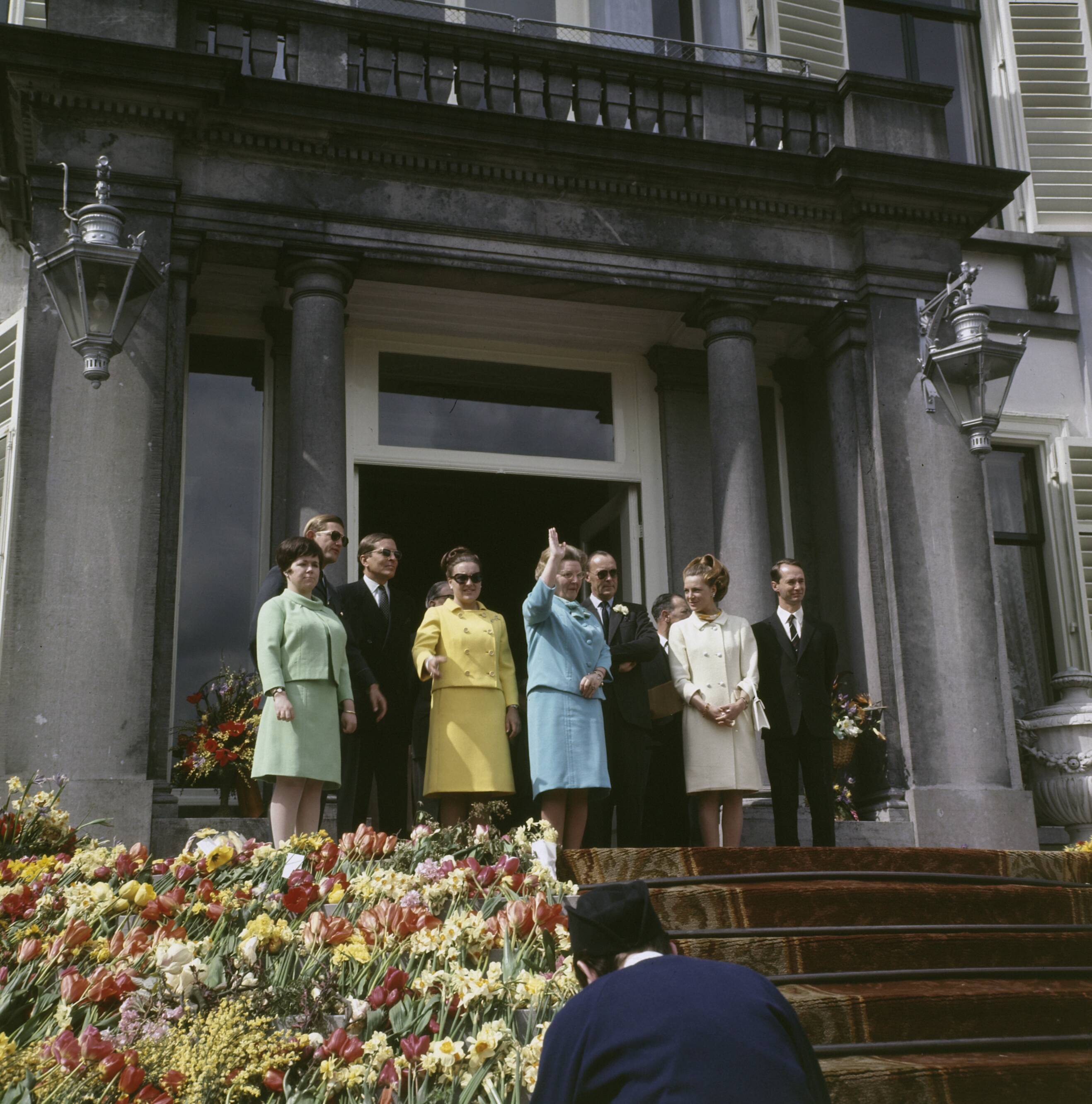 Fotocollectie Anefo — Koninginnedag 1967. Defilé paleis Soestdijk — Foto: Fotograaf Onbekend / Anefo. Licentie: Set B: Rechtenvrij / Publiek Domein. Bron: Nationaal Archief. http://hdl.handle.net/10648/ad8e6cae-d0b4-102d-bcf8-003048976d84