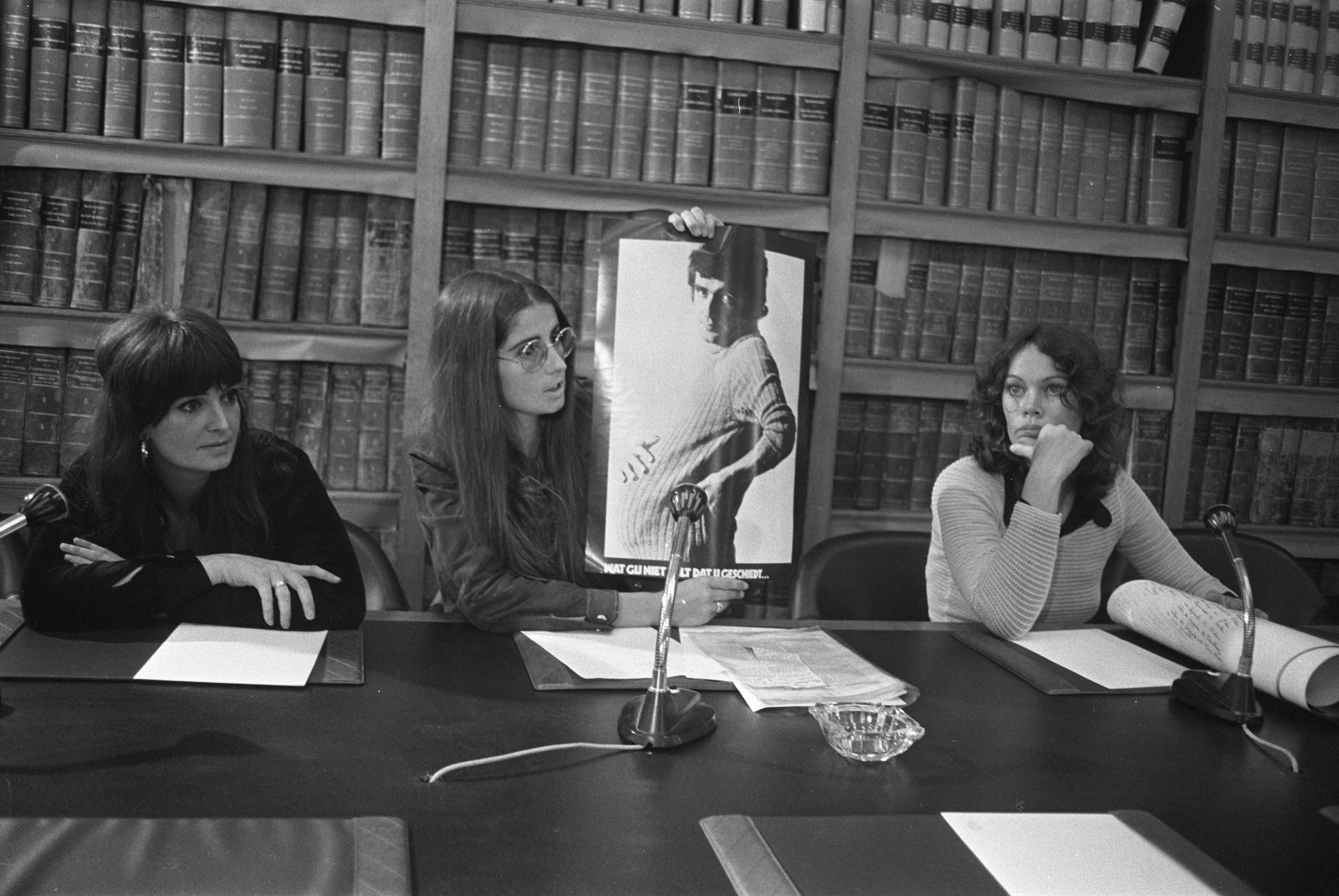 Fotocollectie Anefo — Openbare hearing over abortuswetgeving in gebouw Tweede Kamer , Den Haag , twee leden van Dolle Mina tonen affiche — Foto: Peters, Hans / Anefo. Licentie: Set B: Rechtenvrij / Publiek Domein. Bron: Nationaal Archief. http://hdl.handle.net/10648/abd0b886-d0b4-102d-bcf8-003048976d84