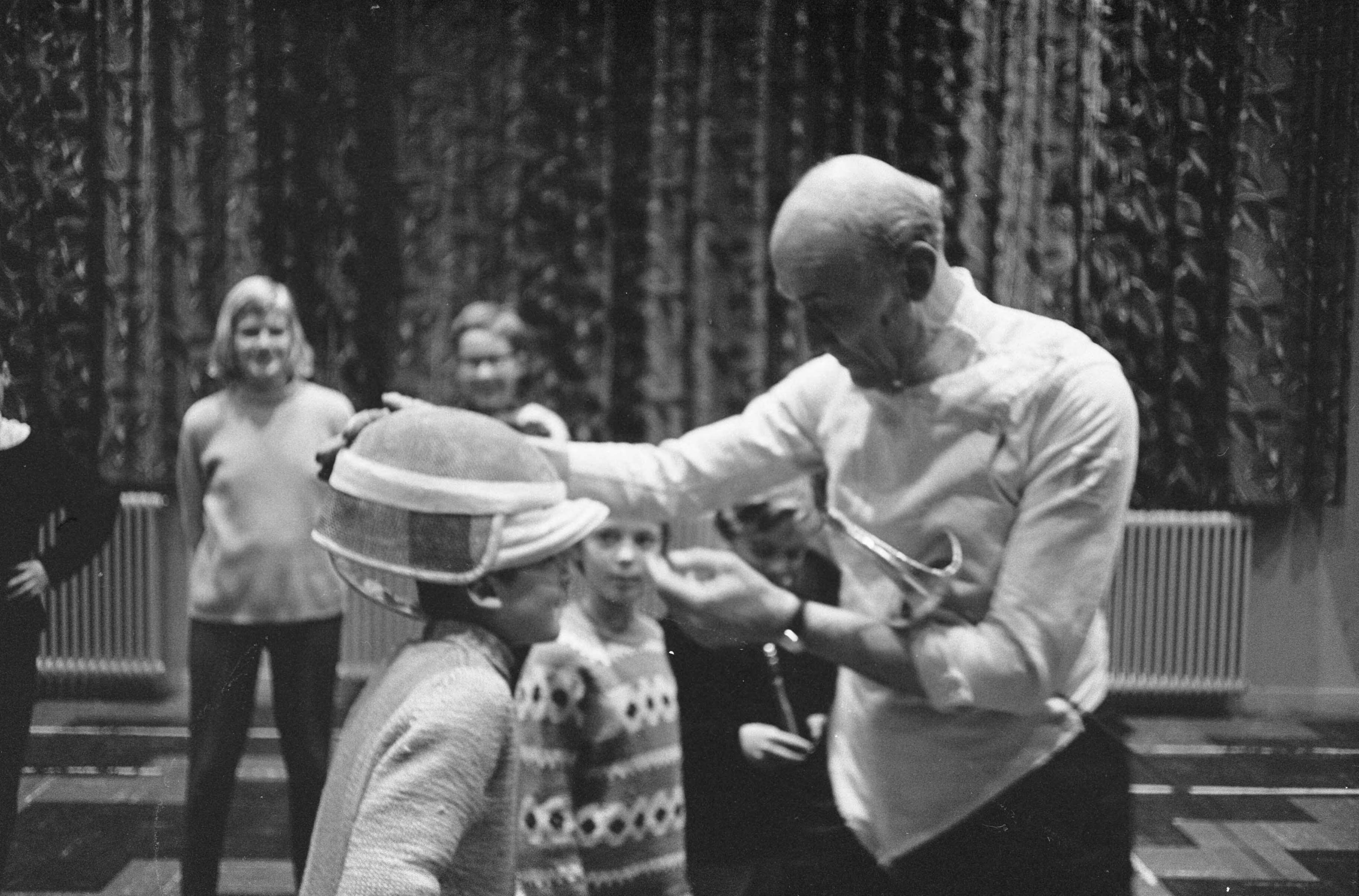 Fotocollectie Anefo — Schermschool "Tocato" te Zandvoort (Opdracht Telegraaf) — Foto: Pot, Harry / Anefo. Licentie: Set B: Rechtenvrij / Publiek Domein. Bron: Nationaal Archief. http://hdl.handle.net/10648/aa255758-d0b4-102d-bcf8-003048976d84