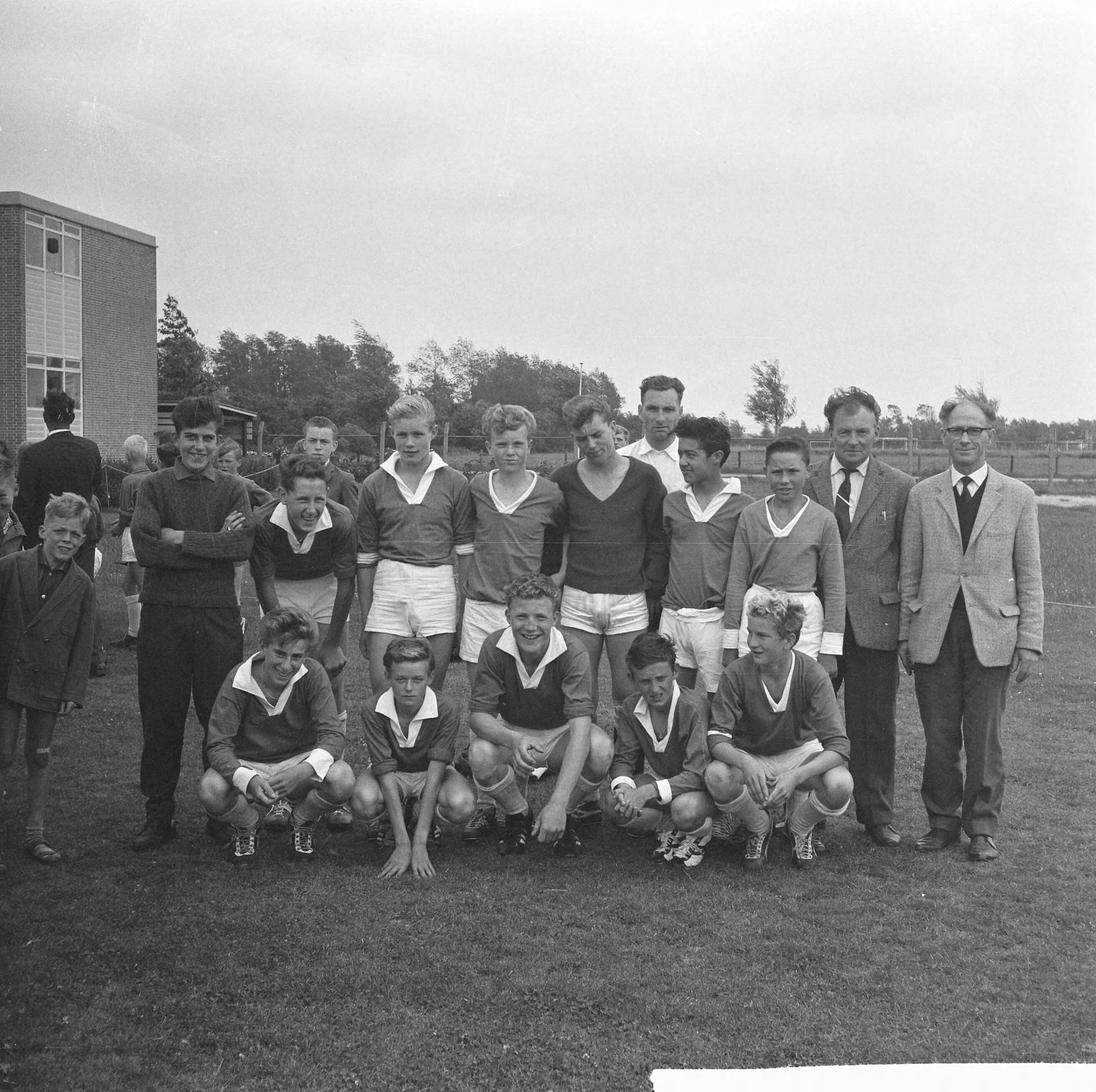 Fotocollectie Anefo — Straatvoetbalkampioenschappen te Haarlem. Een elftal — Foto: Nijs, Jac. de / Anefo. Licentie: Set B: Rechtenvrij / Publiek Domein. Bron: Nationaal Archief. http://hdl.handle.net/10648/aa138b72-d0b4-102d-bcf8-003048976d84