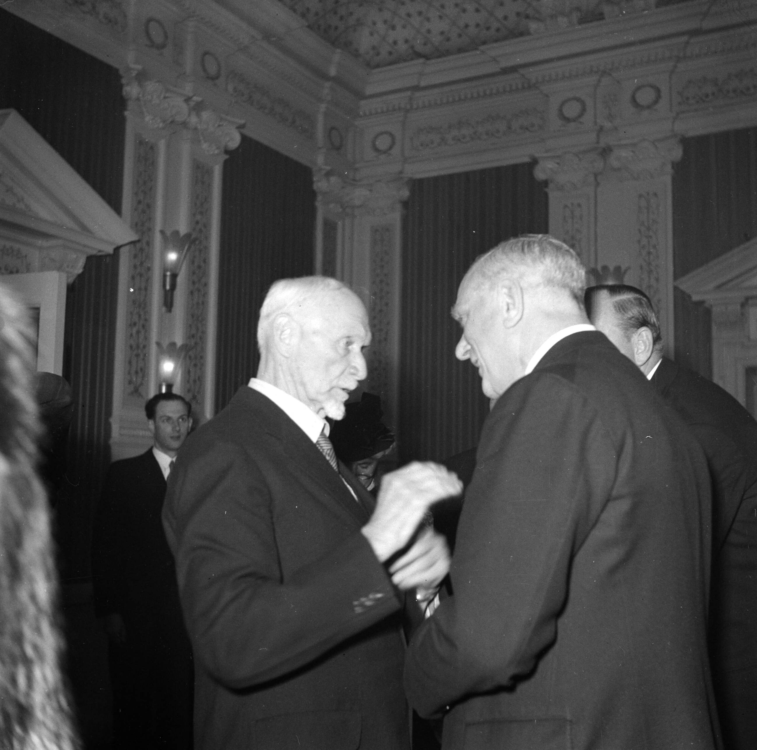 Fotocollectie Van de Poll — Conferentie op Kasteel Oud Wassenaar. De Zuid-Afrikaanse premier Jan Smuts in gesprek met waarschijnlijk Hendrik Verwoerd van de Zuid-Afrikaanse Nasionale Party — Foto: Poll, Willem van de. Licentie: Set B: Rechtenvrij / Publiek Domein. Bron: Nationaal Archief. http://hdl.handle.net/10648/aec9b1e6-d0b4-102d-bcf8-003048976d84