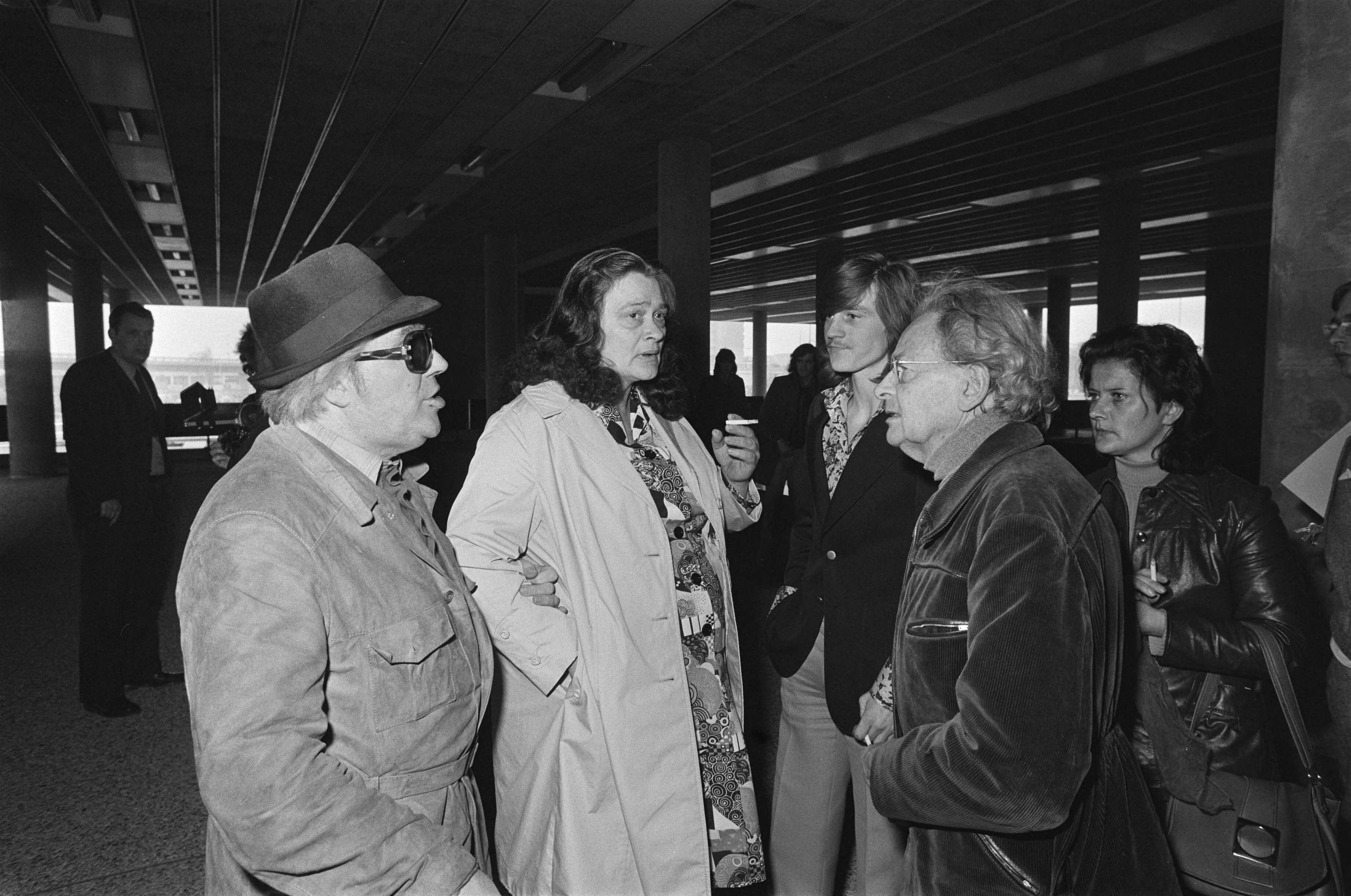 Fotocollectie Anefo — Verdachten Scheveningse gijzelingszaak voorgekomen in Den Haag ; heer en mevrouw De Nie in hal Gerechtsgebouw — Foto: Mieremet, Rob / Anefo. Licentie: Set B: Rechtenvrij / Publiek Domein. Bron: Nationaal Archief. http://hdl.handle.net/10648/ac62797e-d0b4-102d-bcf8-003048976d84