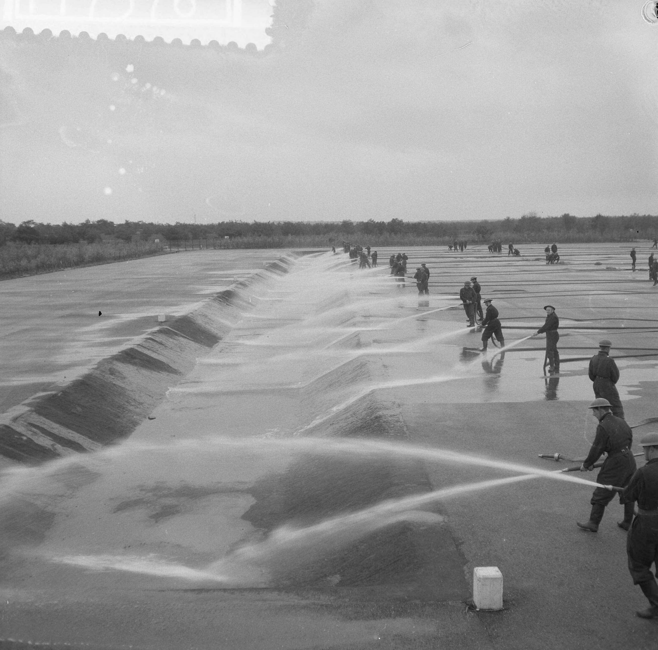 Fotocollectie Anefo — Oefening Korps Mobiele Colonnes in kamp Crailo bij Laren (N.H.), brandweerdemonstratie (opdracht Trouw) — Foto: Lindeboom, Henk / Anefo. Licentie: Set B: Rechtenvrij / Publiek Domein. Bron: Nationaal Archief. http://hdl.handle.net/10648/a9bdbc92-d0b4-102d-bcf8-003048976d84