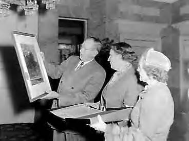 Fotocollectie Anefo — Ontvangst Amerikaanse toeristen uit Virginia op Soestdijk; Gouverneur en mevr. Thomas B. Stanley bieden koningin Juliana een oorkonde aan — Foto: Bilsen, Joop van / Anefo. Licentie: Set B: Rechtenvrij / Publiek Domein. Bron: Nationaal Archief. http://hdl.handle.net/10648/a9513464-d0b4-102d-bcf8-003048976d84