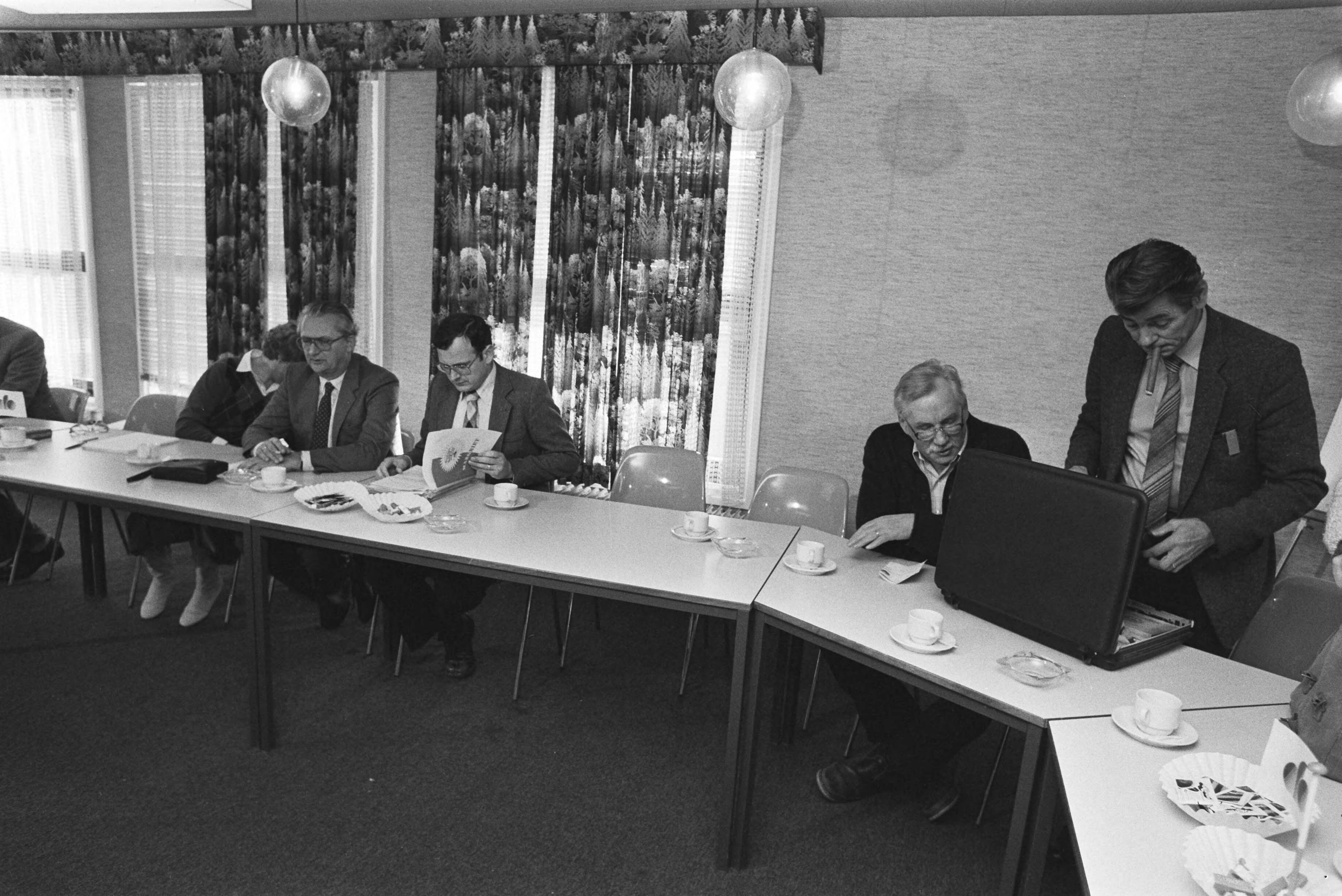 Overleg ambenarenbonden in Scheveningen i.v.m. acties — vakbonden|ambtenaren|loon- en prijsbeleid|Zuid-Holland|Scheveningen — Foto: Bogaerts, Rob / Anefo. Licentie: Set B: Rechtenvrij / Publiek Domein. Bron: Nationaal Archief. http://hdl.handle.net/10648/ad3196d2-d0b4-102d-bcf8-003048976d84