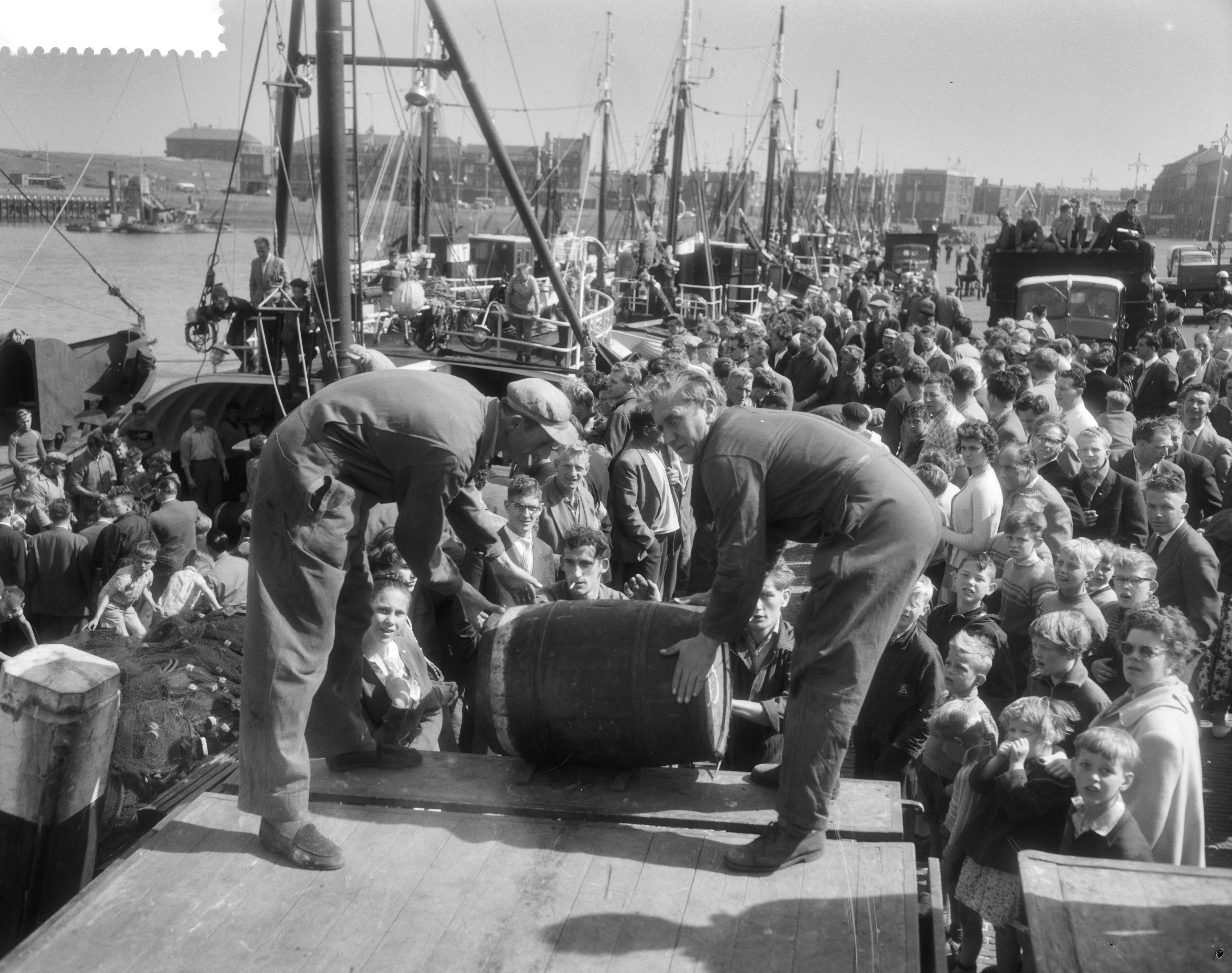 Fotocollectie Anefo — Aankomst van "Nieuwe Haring" in Scheveningen aangebracht door de "Noorderkroon", vaten met haring worden aan land gebracht — Foto: Pot, Harry / Anefo. Licentie: Set B: Rechtenvrij / Publiek Domein. Bron: Nationaal Archief. http://hdl.handle.net/10648/a9946888-d0b4-102d-bcf8-003048976d84