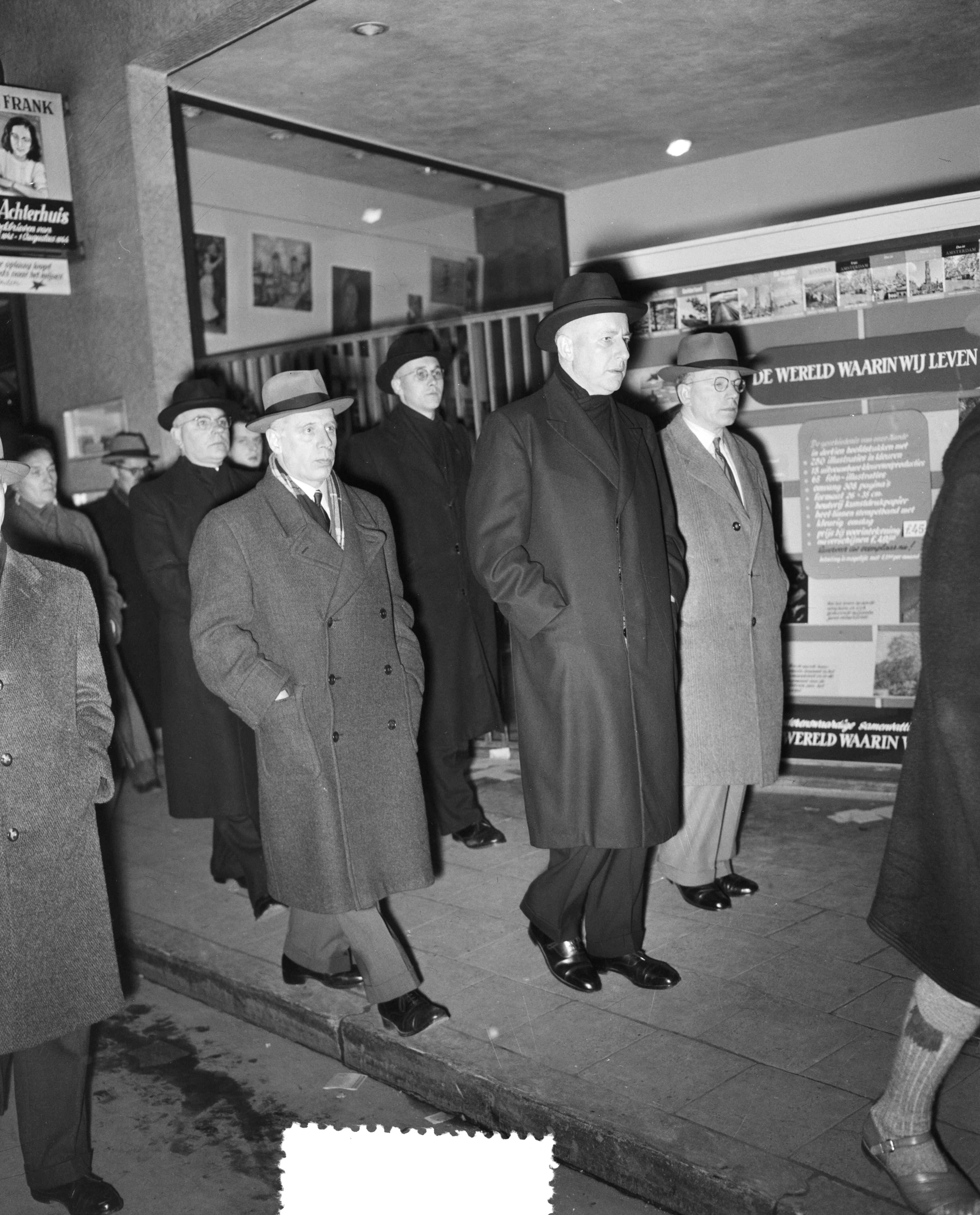 Fotocollectie Anefo — Eerste nacht Stille Omgang Amsterdam. Mgr. Vierman (bisschop Groningen) — Foto: Bilsen, Joop van / Anefo. Licentie: Set B: Rechtenvrij / Publiek Domein. Bron: Nationaal Archief. http://hdl.handle.net/10648/a959a662-d0b4-102d-bcf8-003048976d84