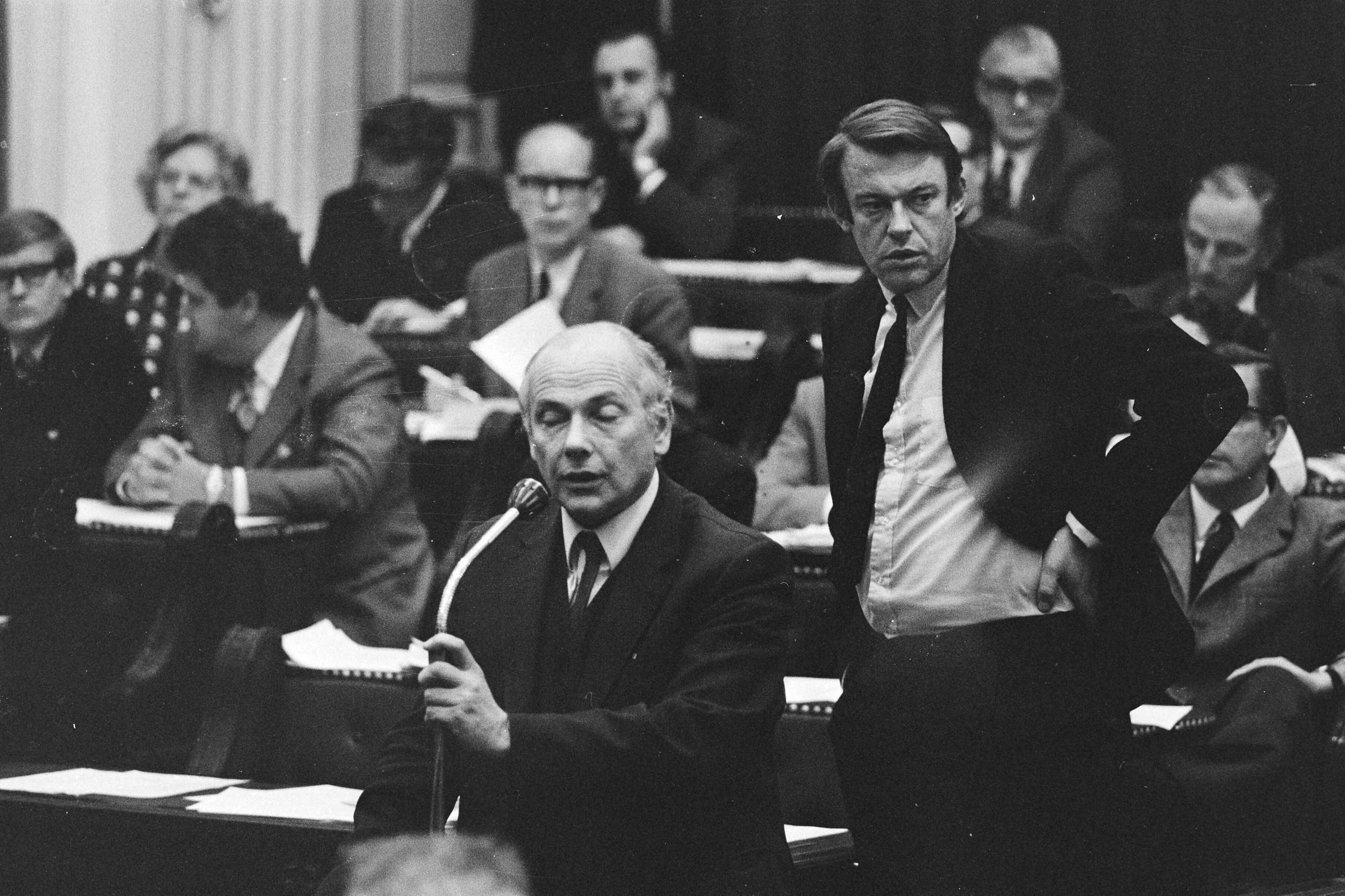 Fotocollectie Anefo — Debatten in Tweede Kamer over loonstop; Den Uyl interrumpeert rechts Van Mierlo — Foto: Verhoeff, Bert / Anefo. Licentie: Set B: Rechtenvrij / Publiek Domein. Bron: Nationaal Archief. http://hdl.handle.net/10648/abad44d2-d0b4-102d-bcf8-003048976d84