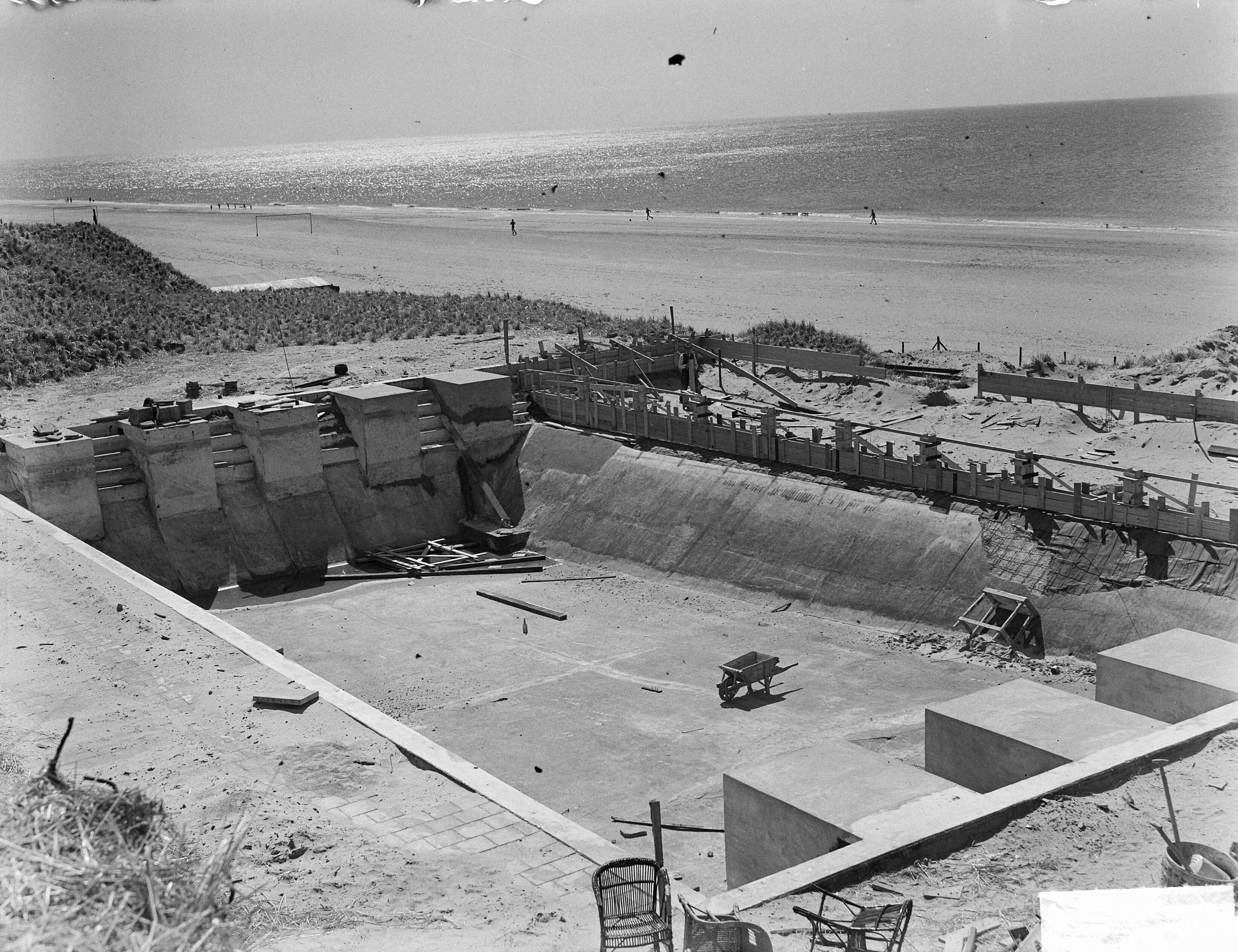 Fotocollectie Anefo — Zwembad op het strand van Zandvoort — Foto: Oorschot, […] van / Anefo. Licentie: Set B: Rechtenvrij / Publiek Domein. Bron: Nationaal Archief. http://hdl.handle.net/10648/a8d8402c-d0b4-102d-bcf8-003048976d84