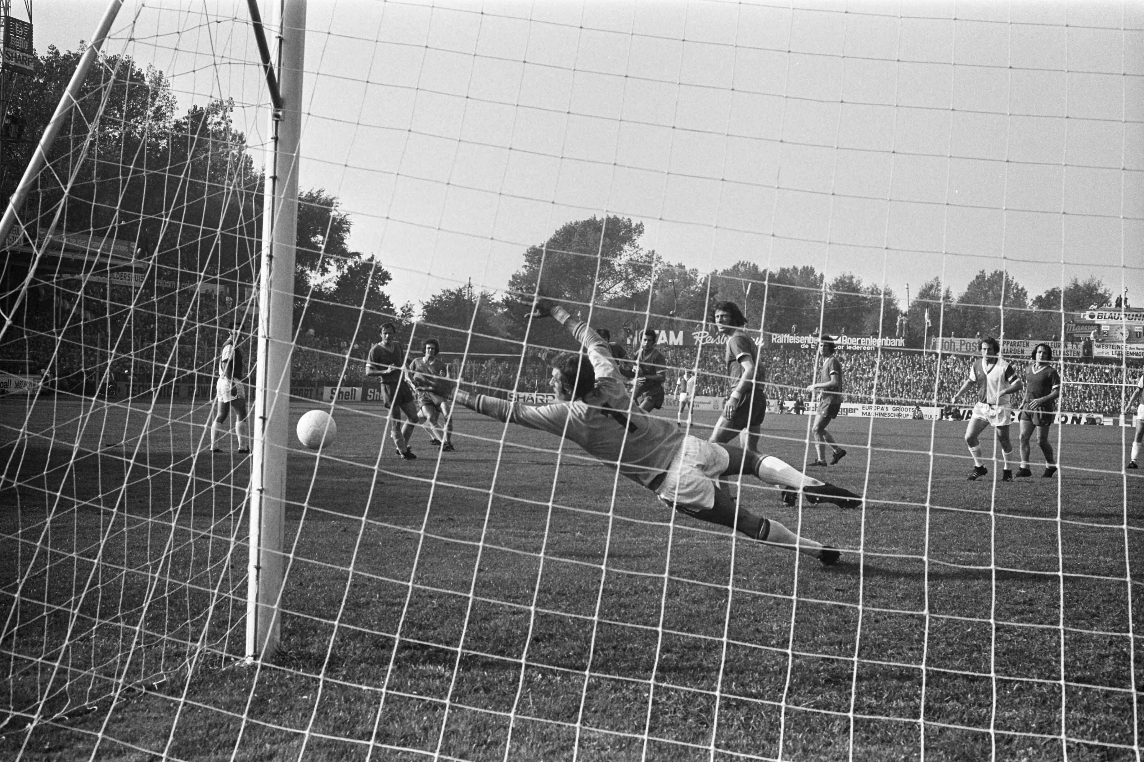 Fotocollectie Anefo — FC Den Haag tegen Feyenoord 3-2, spelmomenten — Foto: Verhoeff, Bert / Anefo. Licentie: Set B: Rechtenvrij / Publiek Domein. Bron: Nationaal Archief. http://hdl.handle.net/10648/abf88c12-d0b4-102d-bcf8-003048976d84
