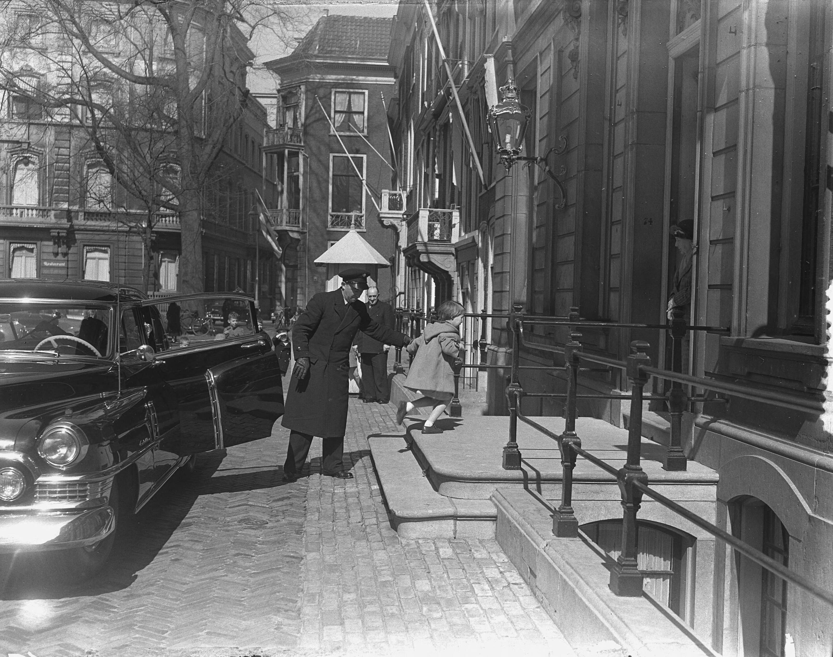 Fotocollectie Anefo — Koninklijk bezoek aan Den Haag. Prinses Marijke betreedt paleis Lange Voorhout — Foto: Duinen, H. van / Anefo. Licentie: Set B: Rechtenvrij / Publiek Domein. Bron: Nationaal Archief. http://hdl.handle.net/10648/a90a0b5c-d0b4-102d-bcf8-003048976d84